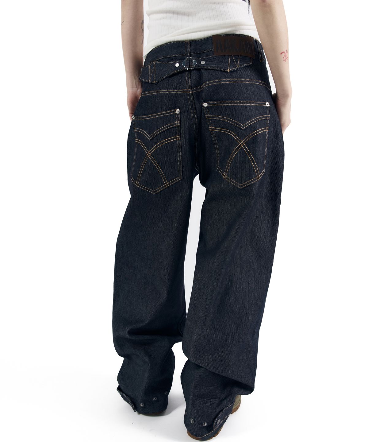 아캄(AAKAM) Steve Cinch Back Denim Pants (Blue)
