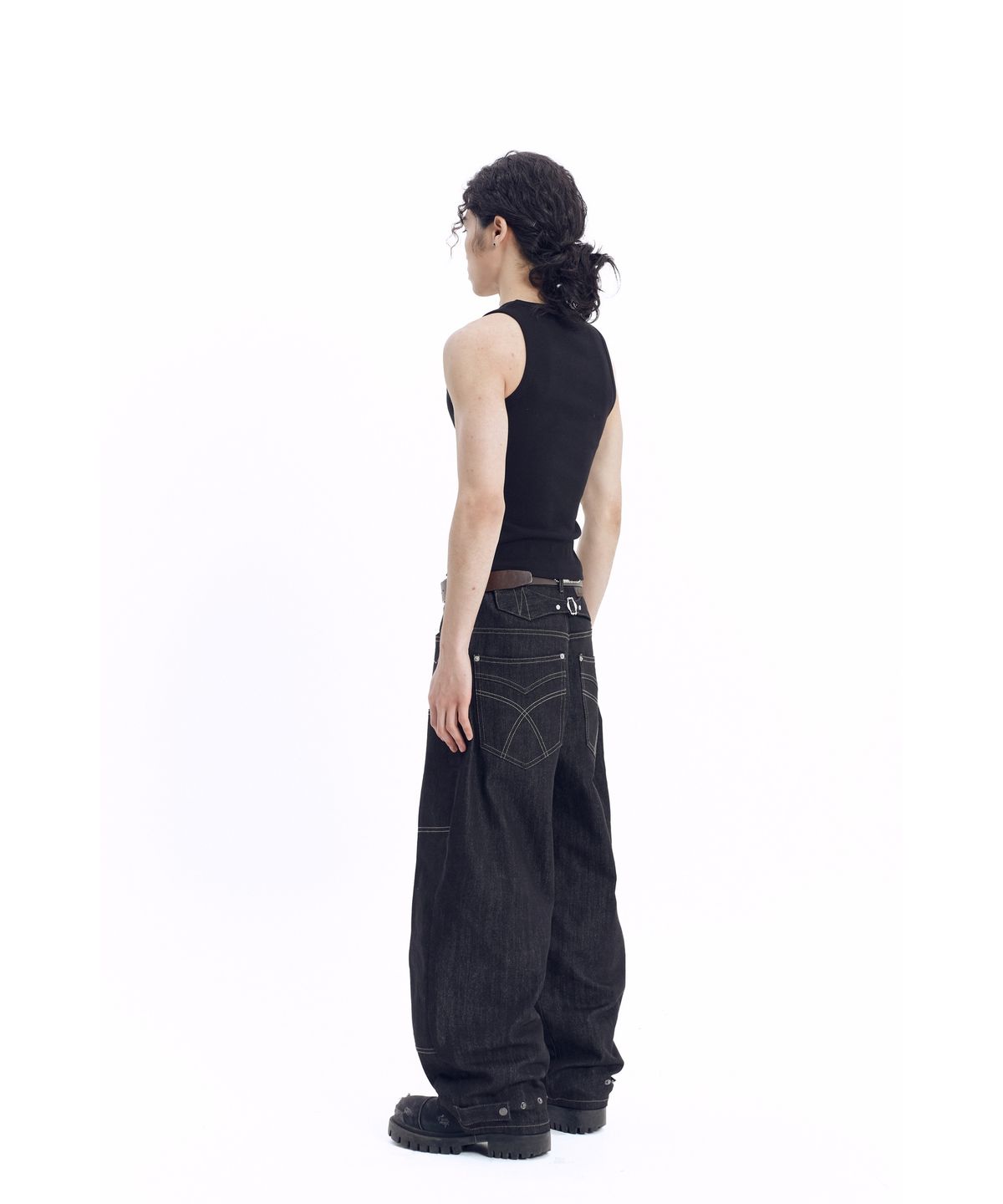 아캄(AAKAM) Steve Cinch Back Denim Pants (Black)