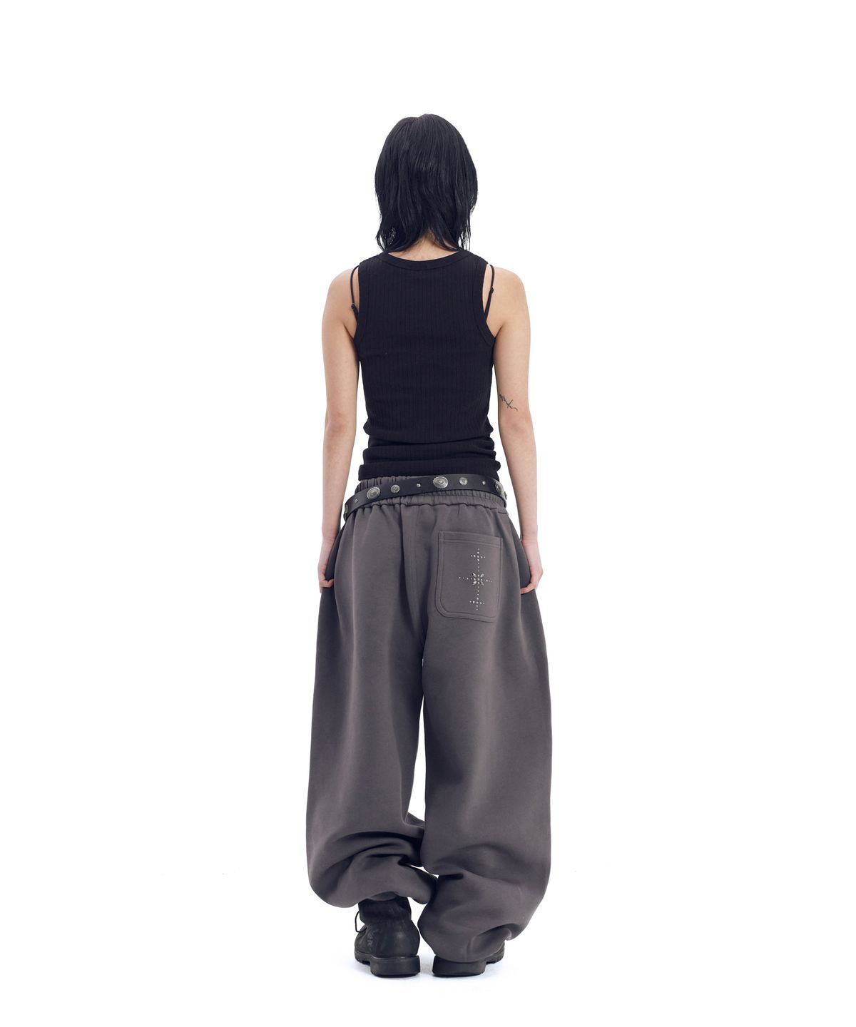 아캄(AAKAM) Line Studded Sweatpants (Dark Gray)