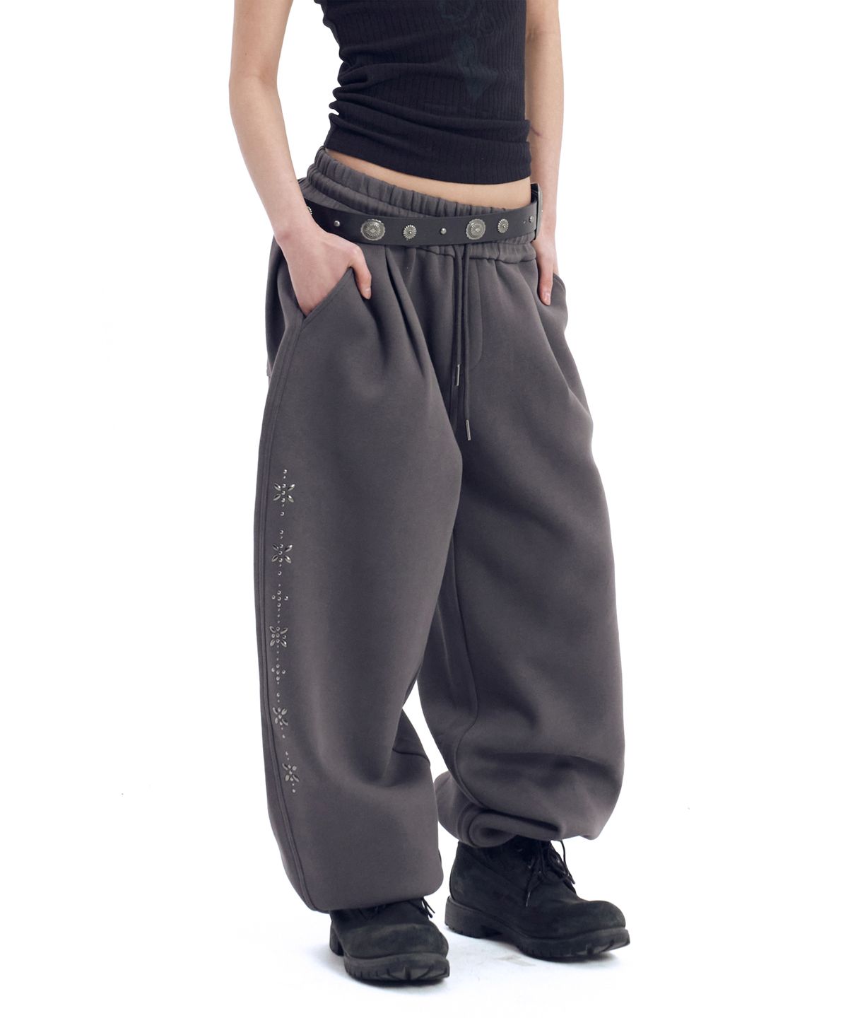 아캄(AAKAM) Line Studded Sweatpants (Dark Gray)