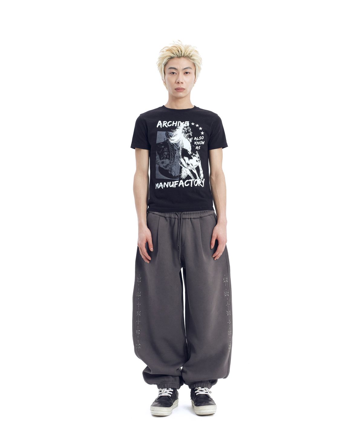 아캄(AAKAM) Line Studded Sweatpants (Dark Gray)