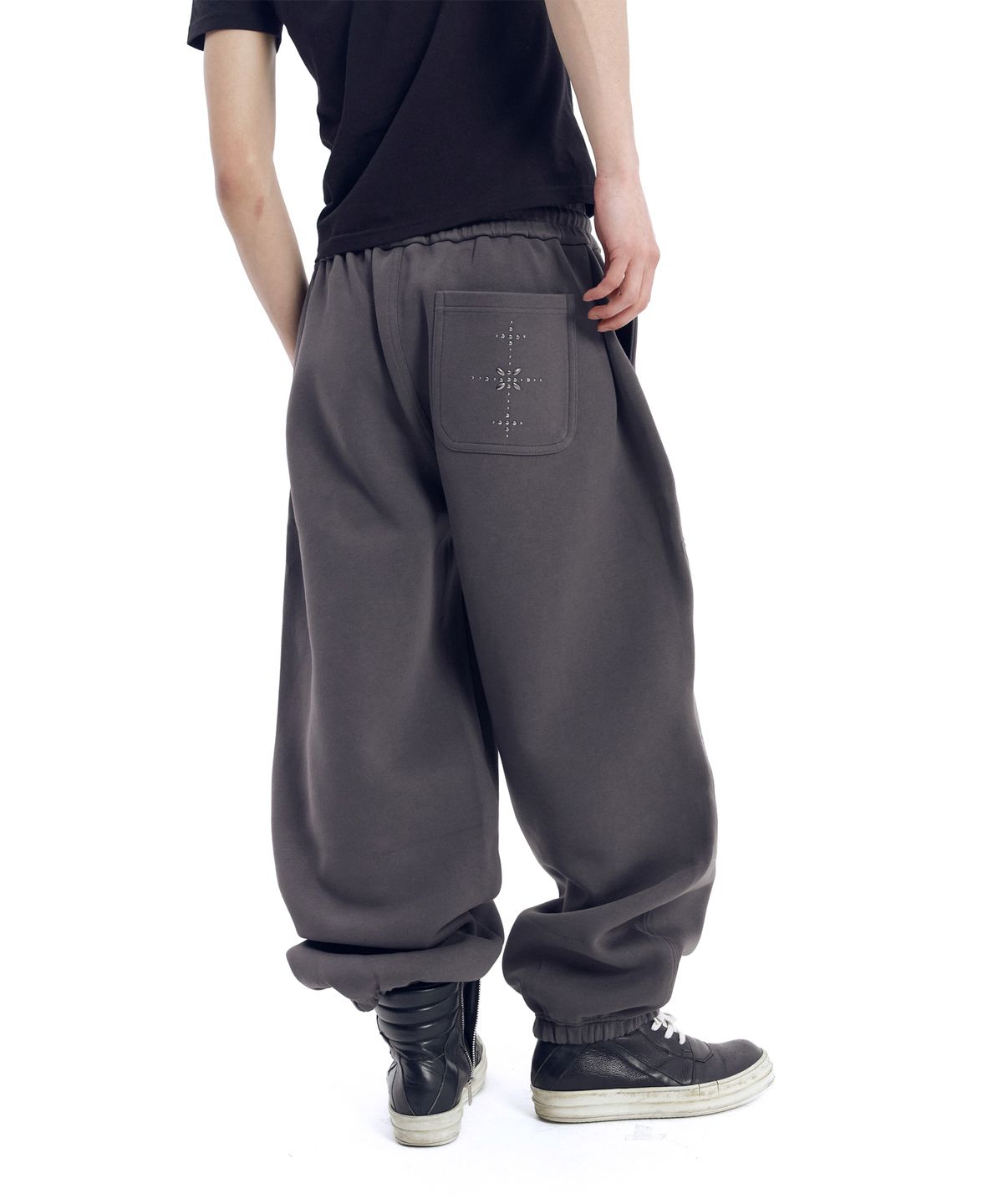 아캄(AAKAM) Line Studded Sweatpants (Dark Gray)