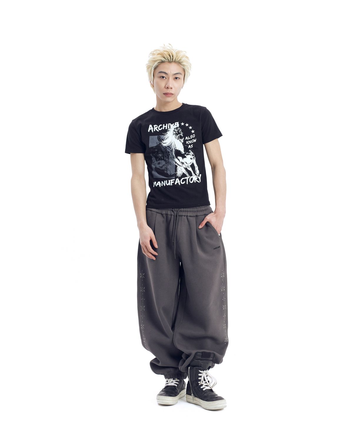 아캄(AAKAM) Line Studded Sweatpants (Dark Gray)