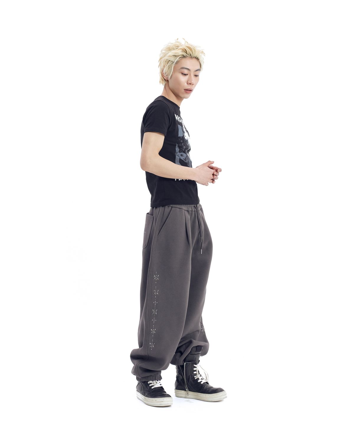 아캄(AAKAM) Line Studded Sweatpants (Dark Gray)