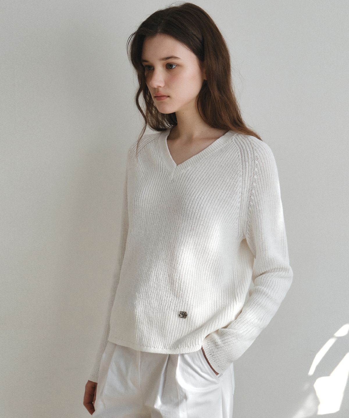 웬즈데이오아시스 포 우먼(WEDNESDAYOASISFORWOMEN) 이지 하찌 브이넥 니트_IVORY(WC26KN06)