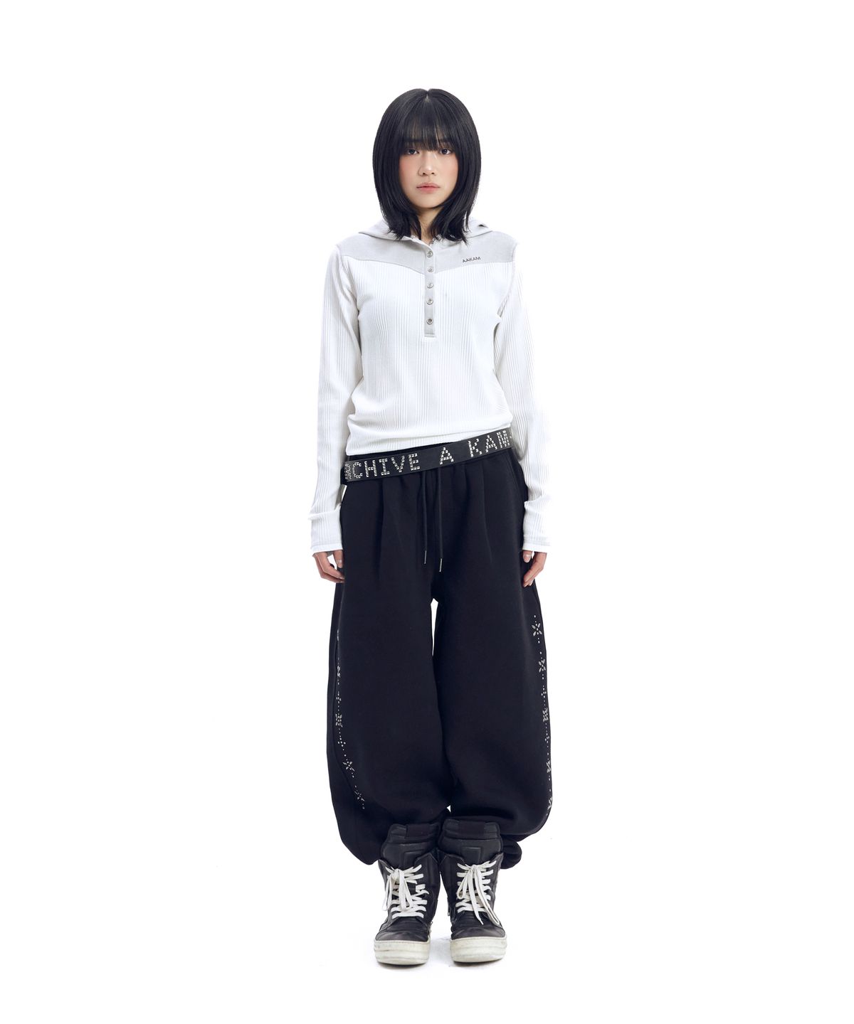 아캄(AAKAM) Line Studded Sweatpants (Black)