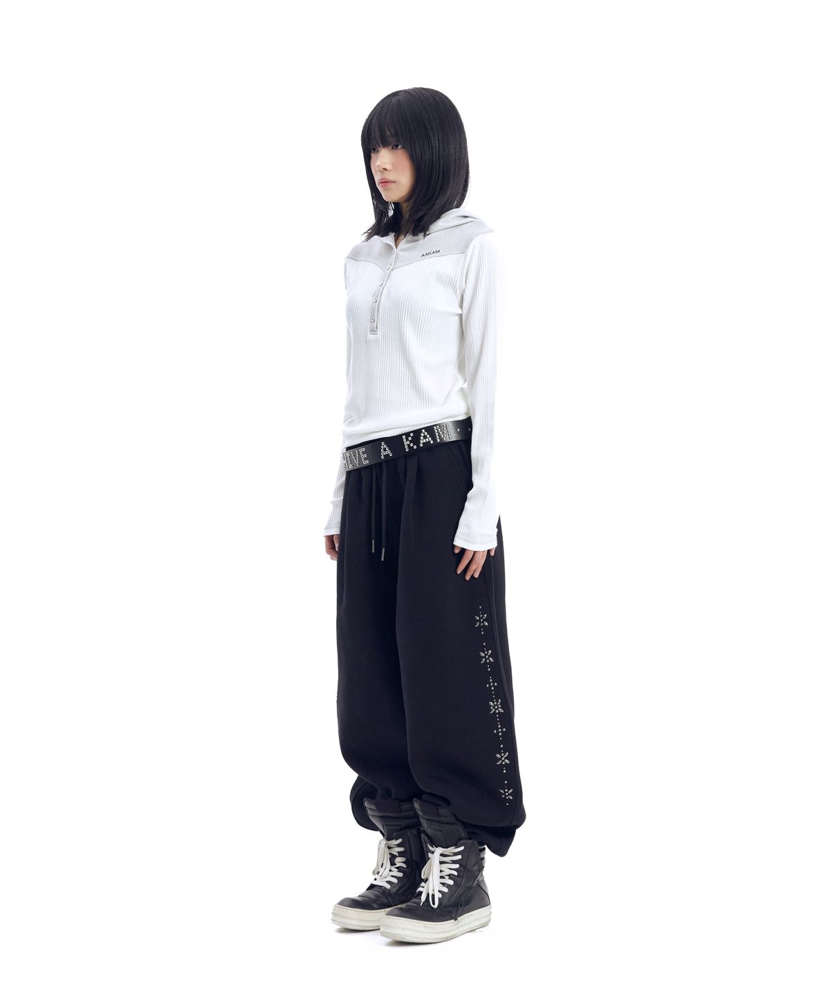 아캄(AAKAM) Line Studded Sweatpants (Black)
