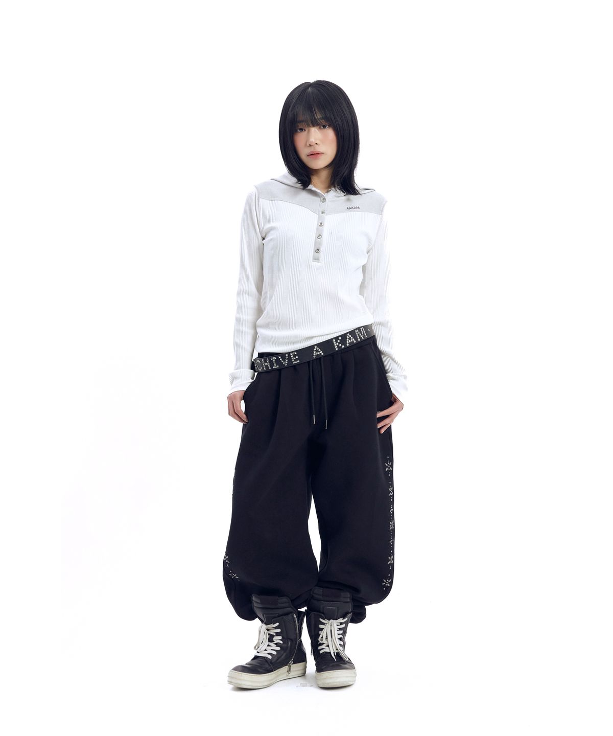 아캄(AAKAM) Line Studded Sweatpants (Black)