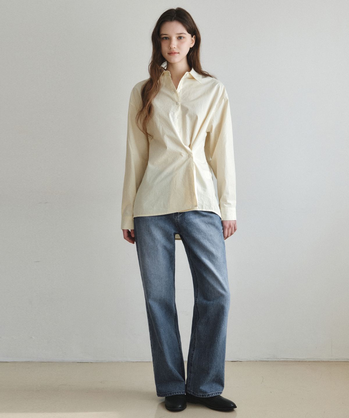 웬즈데이오아시스 포 우먼(WEDNESDAYOASISFORWOMEN) 사이드 버튼 랩 셔츠_LIGHT YELLOW(W26SH03)
