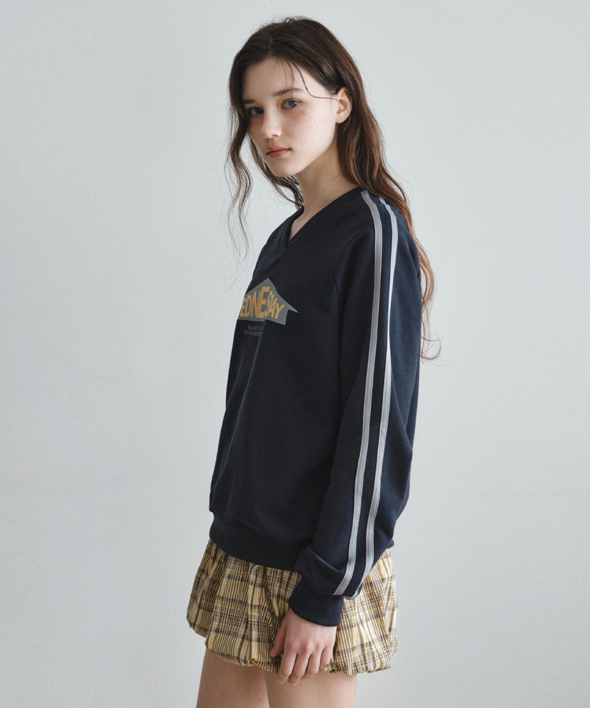 웬즈데이오아시스 포 우먼(WEDNESDAYOASISFORWOMEN) 스윗홈 브이넥 스웻셔츠_NAVY(W26TP20)