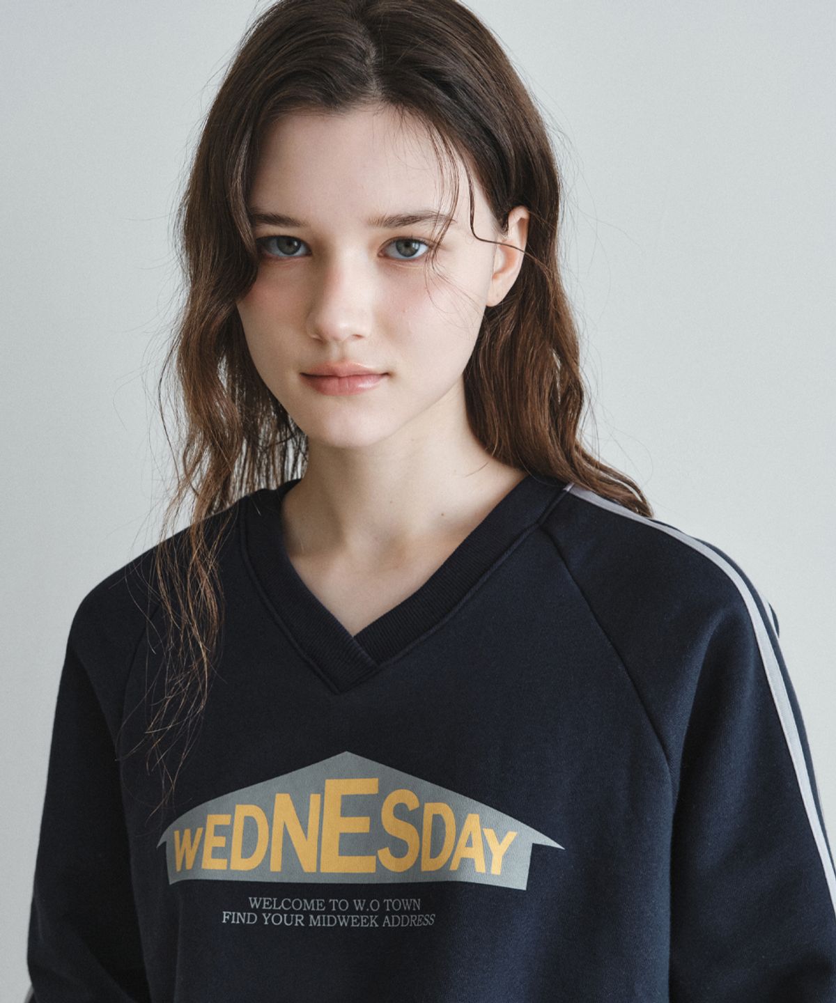 웬즈데이오아시스 포 우먼(WEDNESDAYOASISFORWOMEN) 스윗홈 브이넥 스웻셔츠_NAVY(W26TP20)