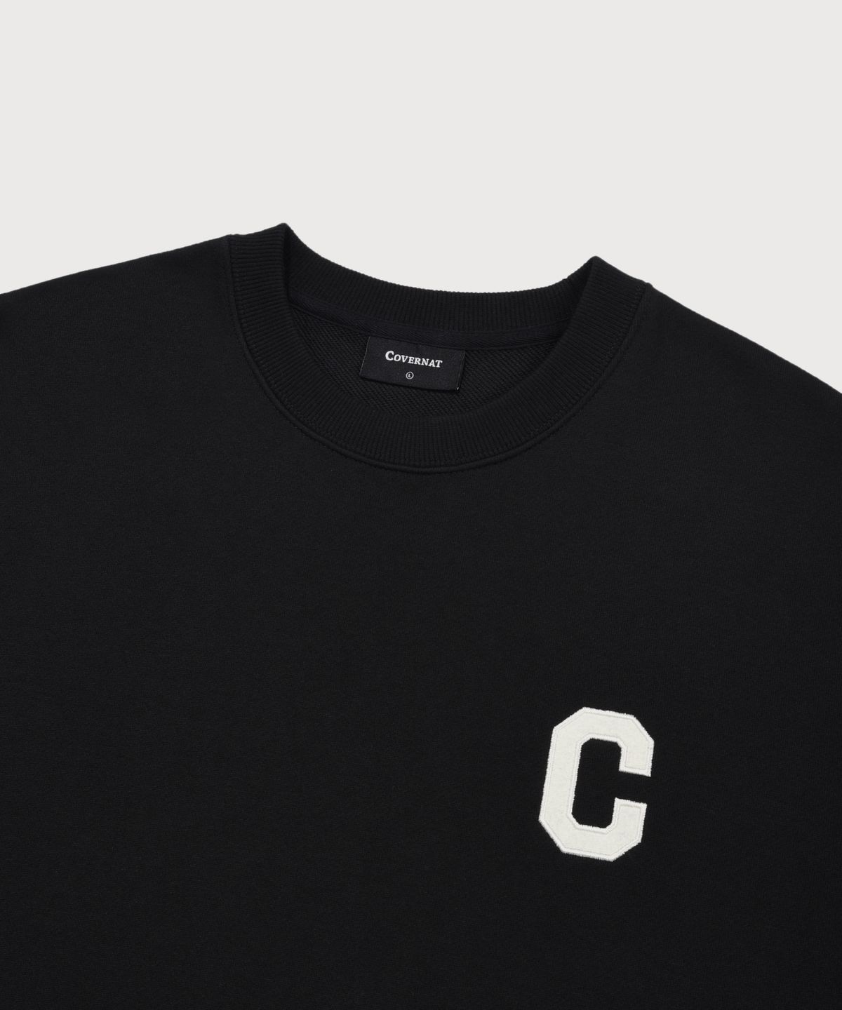 커버낫(COVERNAT) C 로고 맨투맨 블랙