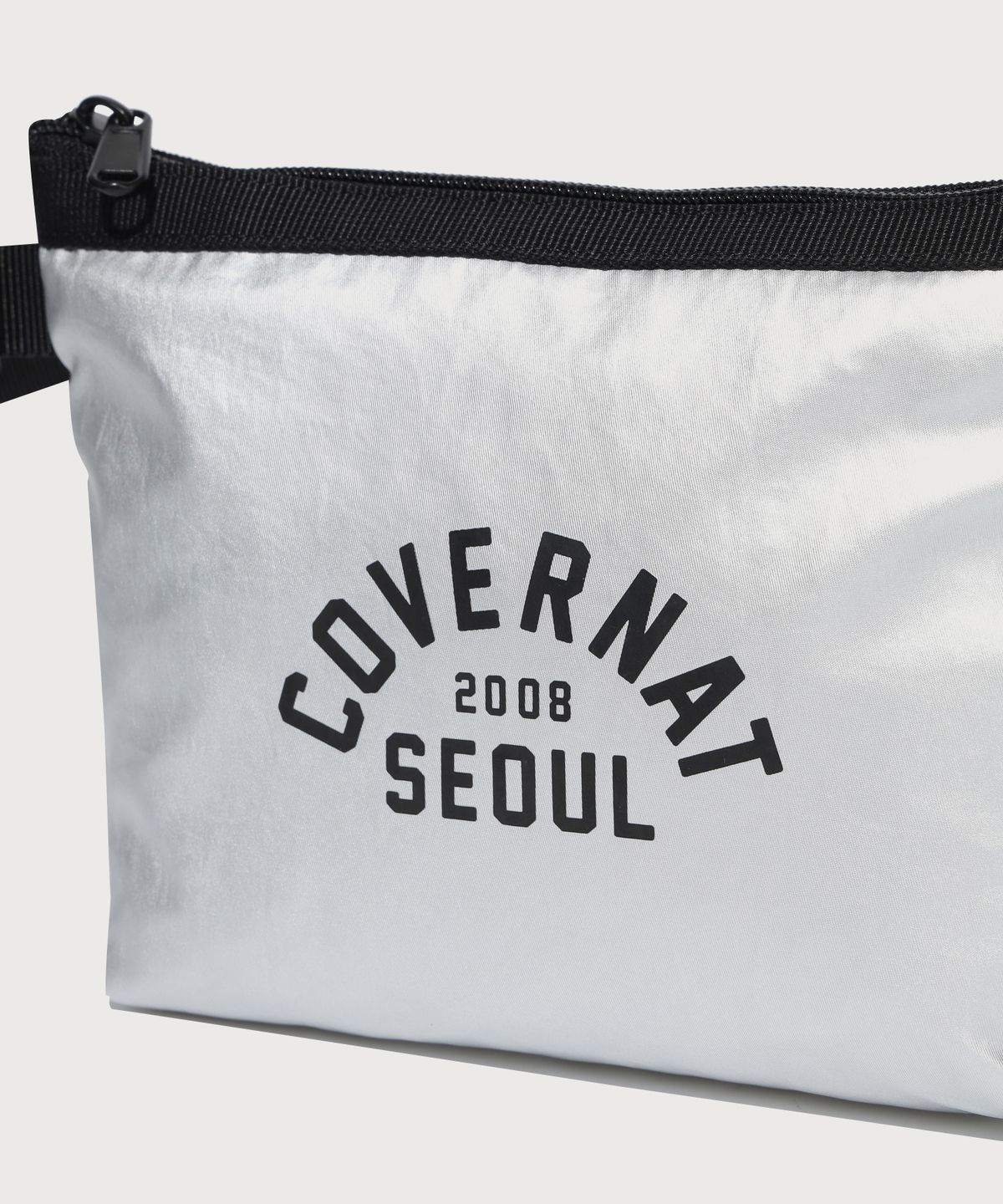 커버낫(COVERNAT) 아치로고 트래블 파우치 실버