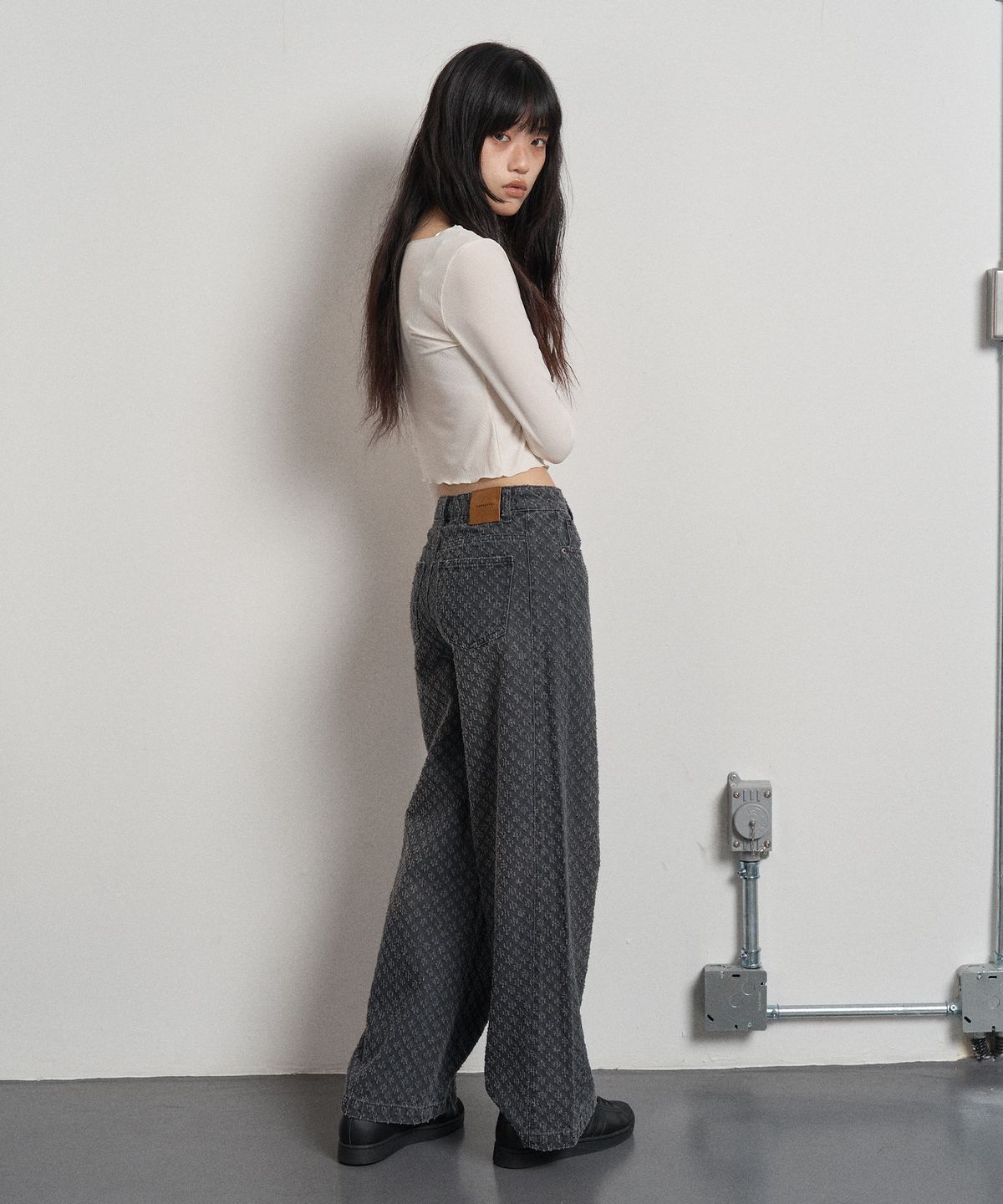 스웨이글로우(SWAYGLOW) 스노우 펀칭 데님팬츠 Charcoal
