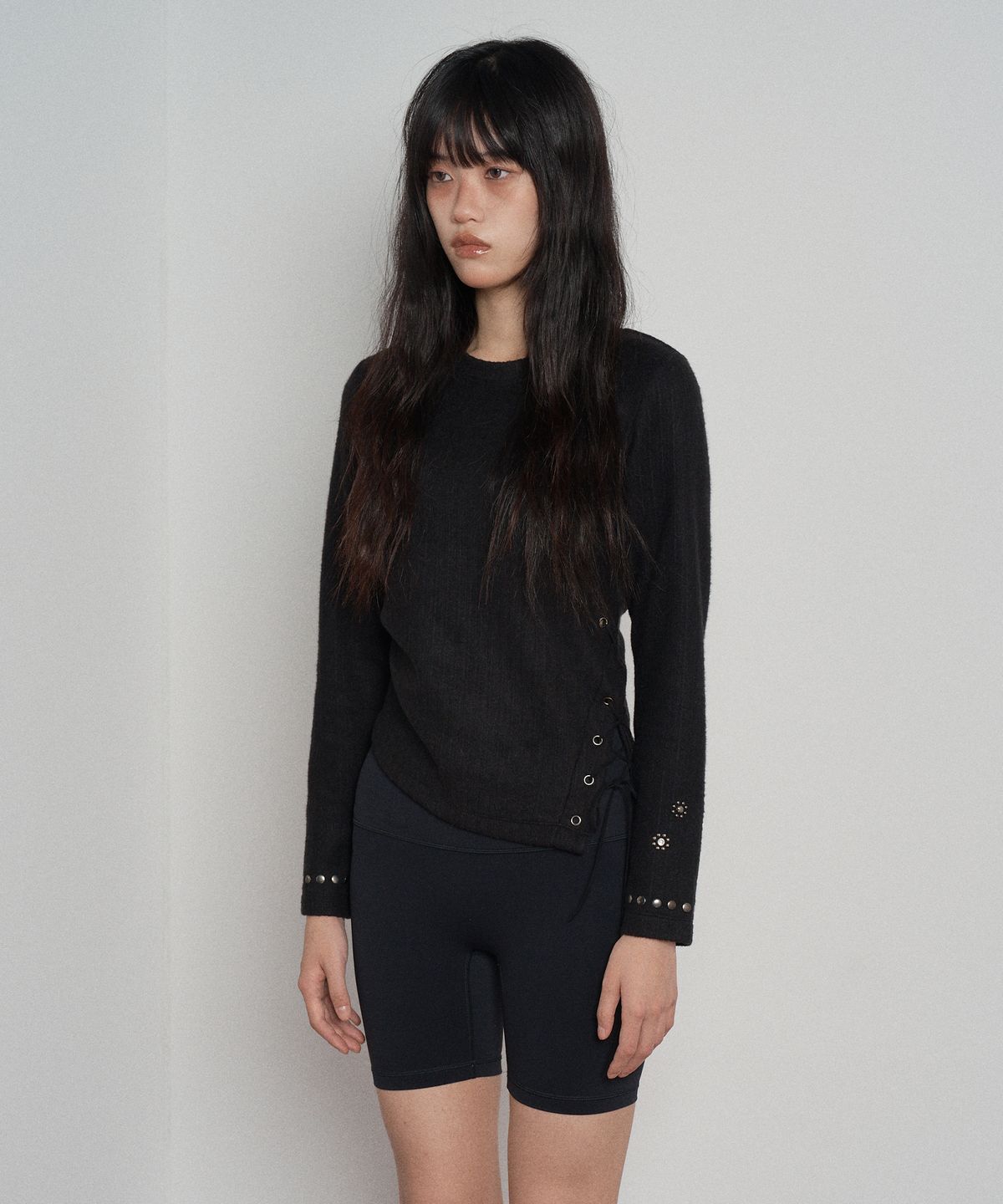 스웨이글로우(SWAYGLOW) 사이드 슬릿 스터드 티셔츠 Black