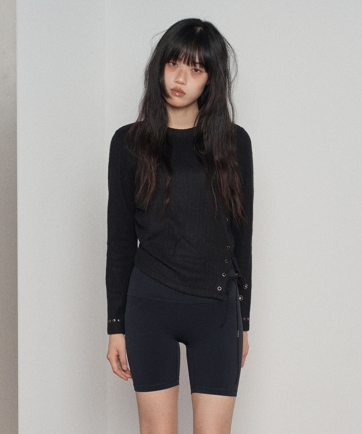스웨이글로우(SWAYGLOW) 사이드 슬릿 스터드 티셔츠 Black