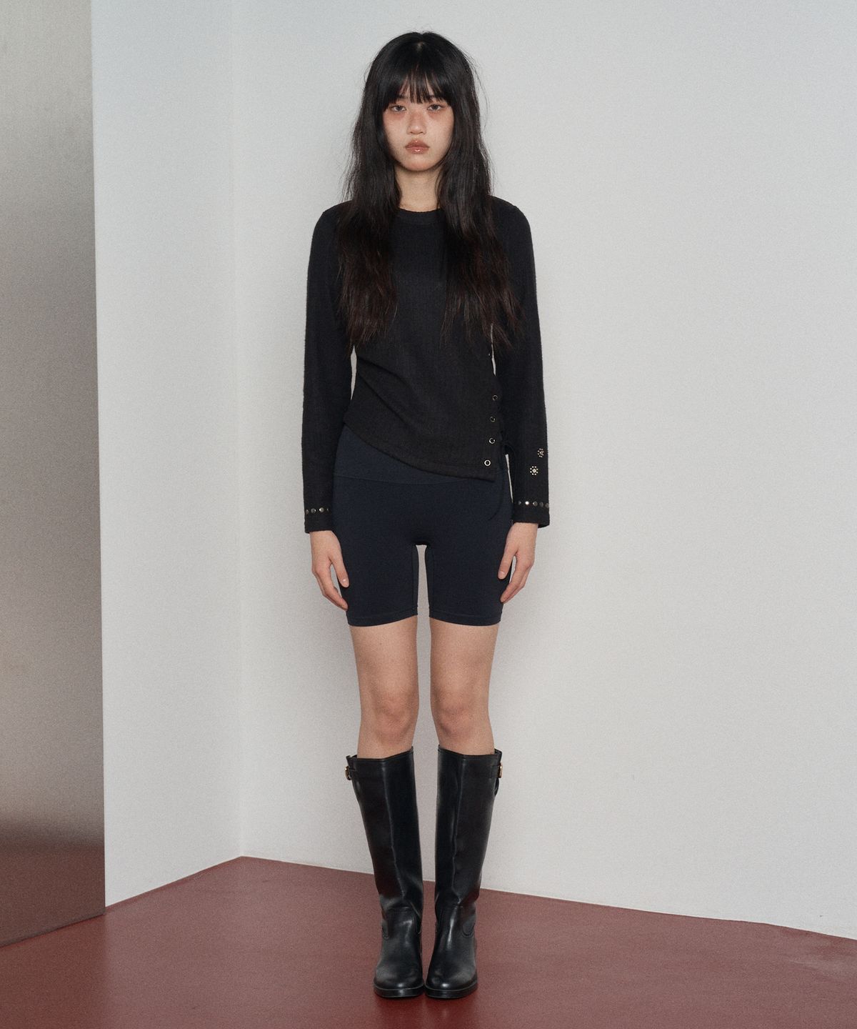 스웨이글로우(SWAYGLOW) 사이드 슬릿 스터드 티셔츠 Black