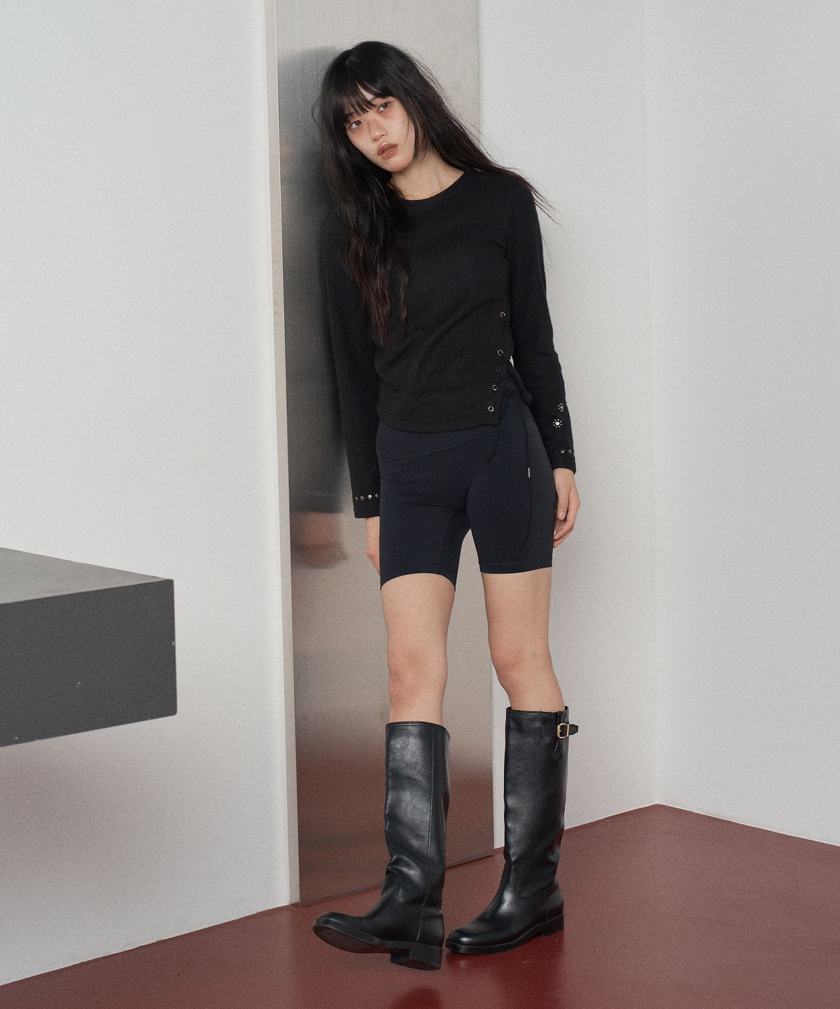 스웨이글로우(SWAYGLOW) 사이드 슬릿 스터드 티셔츠 Black
