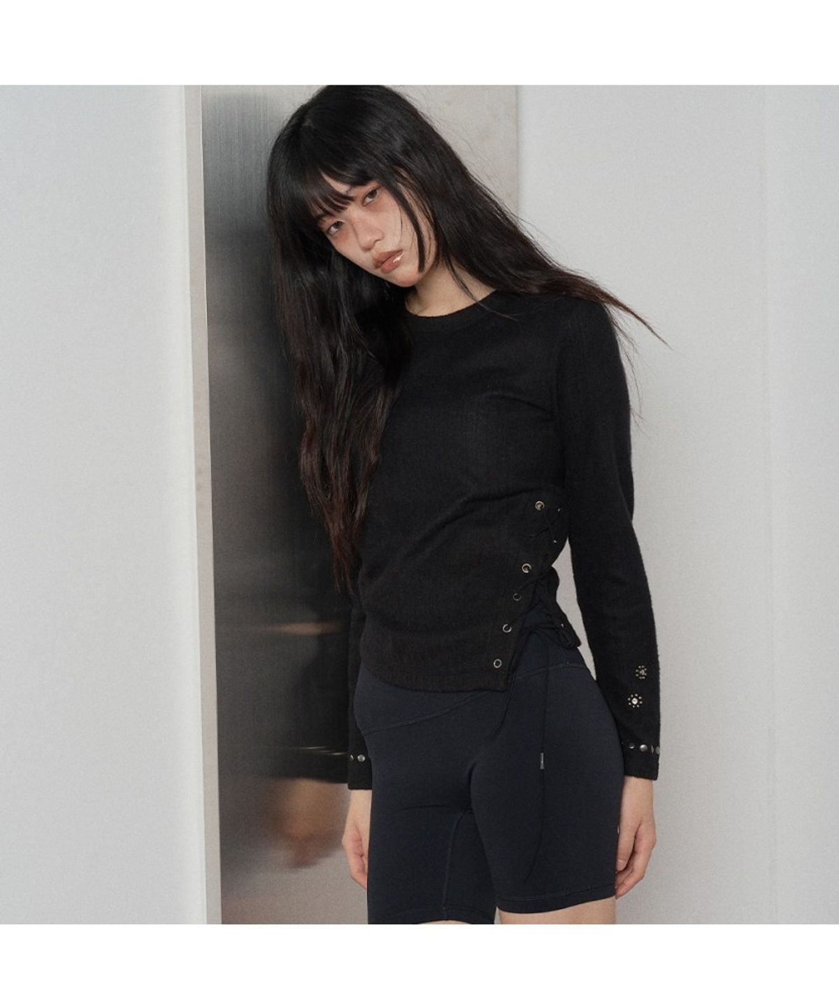 스웨이글로우(SWAYGLOW) 사이드 슬릿 스터드 티셔츠 Black