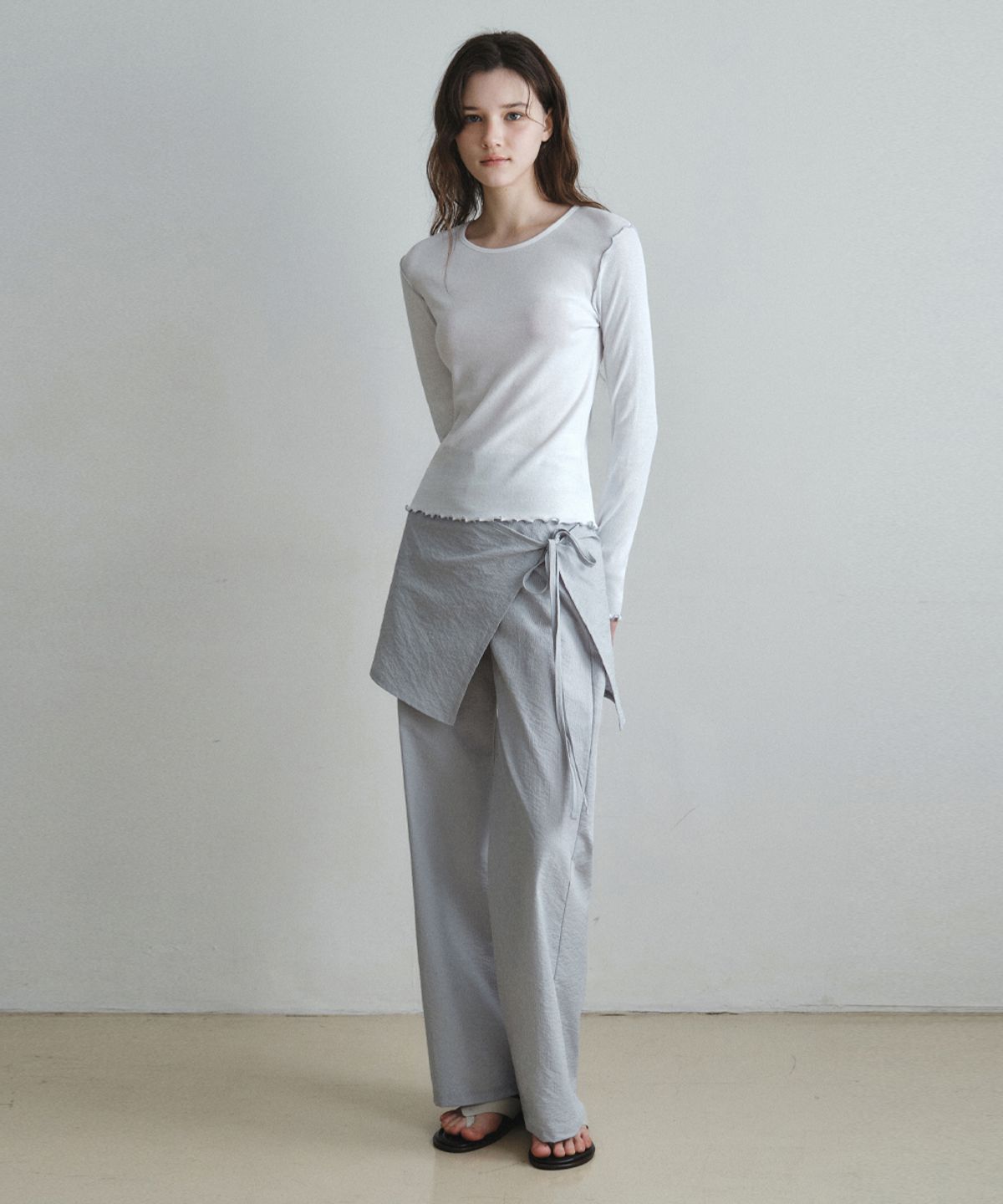 웬즈데이오아시스 포 우먼(WEDNESDAYOASISFORWOMEN) 스트라이프 랩 스커트 팬츠_GRAYISH BLUE(W26PT08)