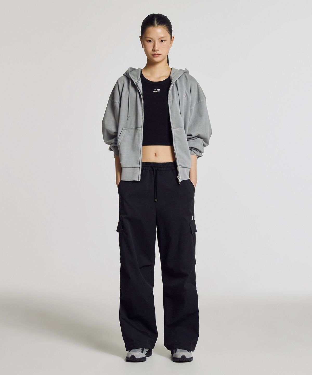 뉴발란스(NEW BALANCE) NBNTG2W322 / WOMEN 에센셜 우븐 카고 와이드팬츠 (BLACK)