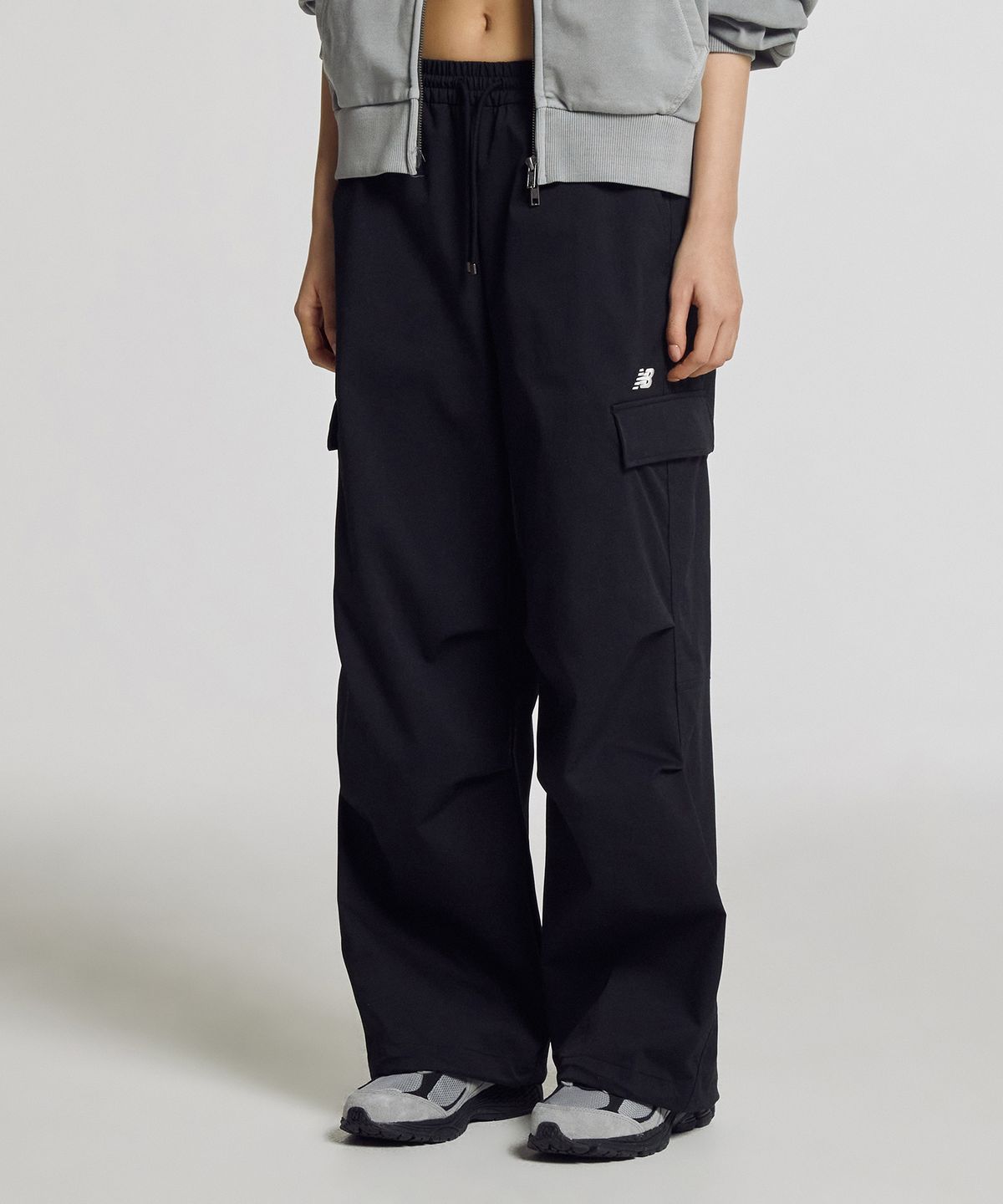 뉴발란스(NEW BALANCE) NBNTG2W322 / WOMEN 에센셜 우븐 카고 와이드팬츠 (BLACK)