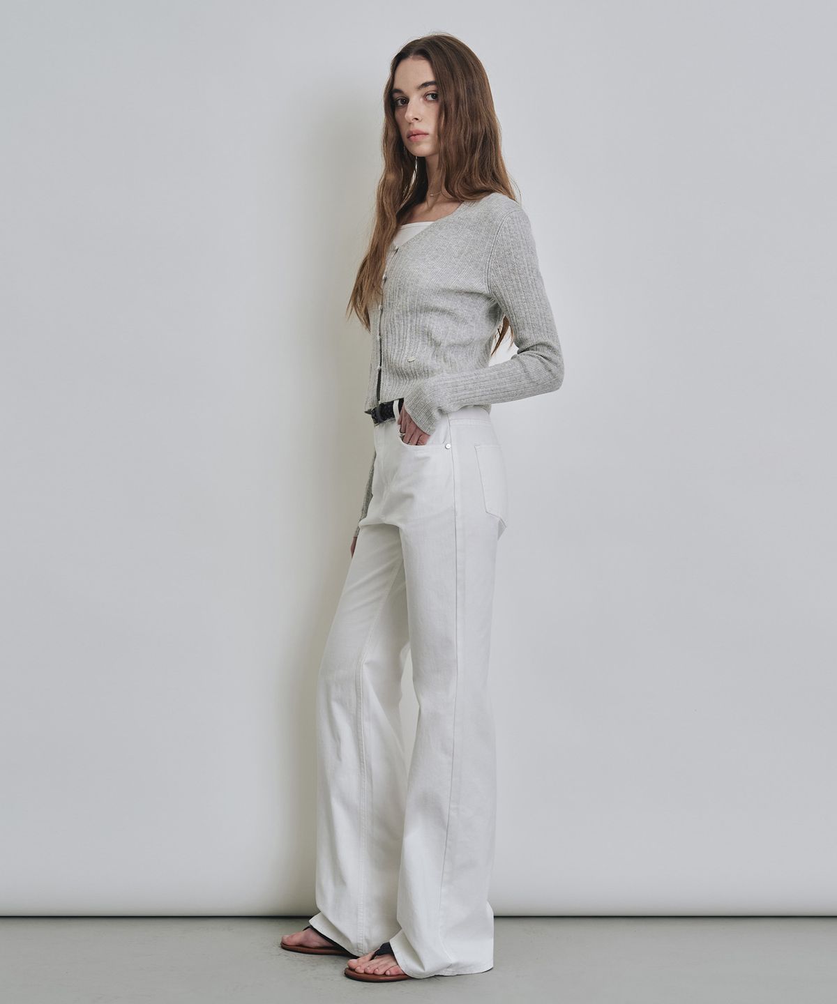 커스텀어클락 우먼(COSTUMEOCLOCK WOMAN) 루즈핏 부츠컷 데님 팬츠 화이트 COWPT002WHITE