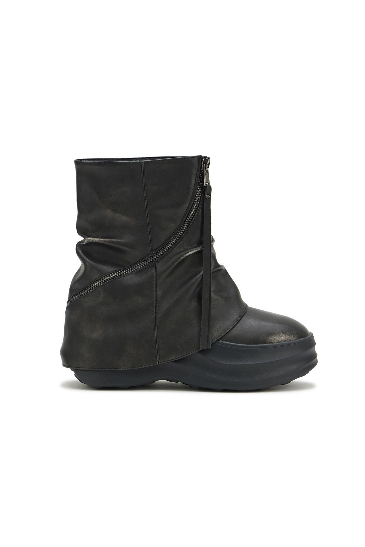 다이닛(DEINET) ZIPPER CURVED LINE FLATFORM BOOTS IN BLACK