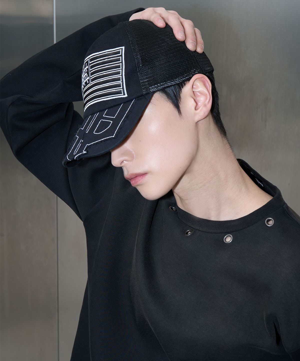 피치블랙(PITCHBLACK) EYELET CROSS WASHED LONG SLEEVE  (BLACK)