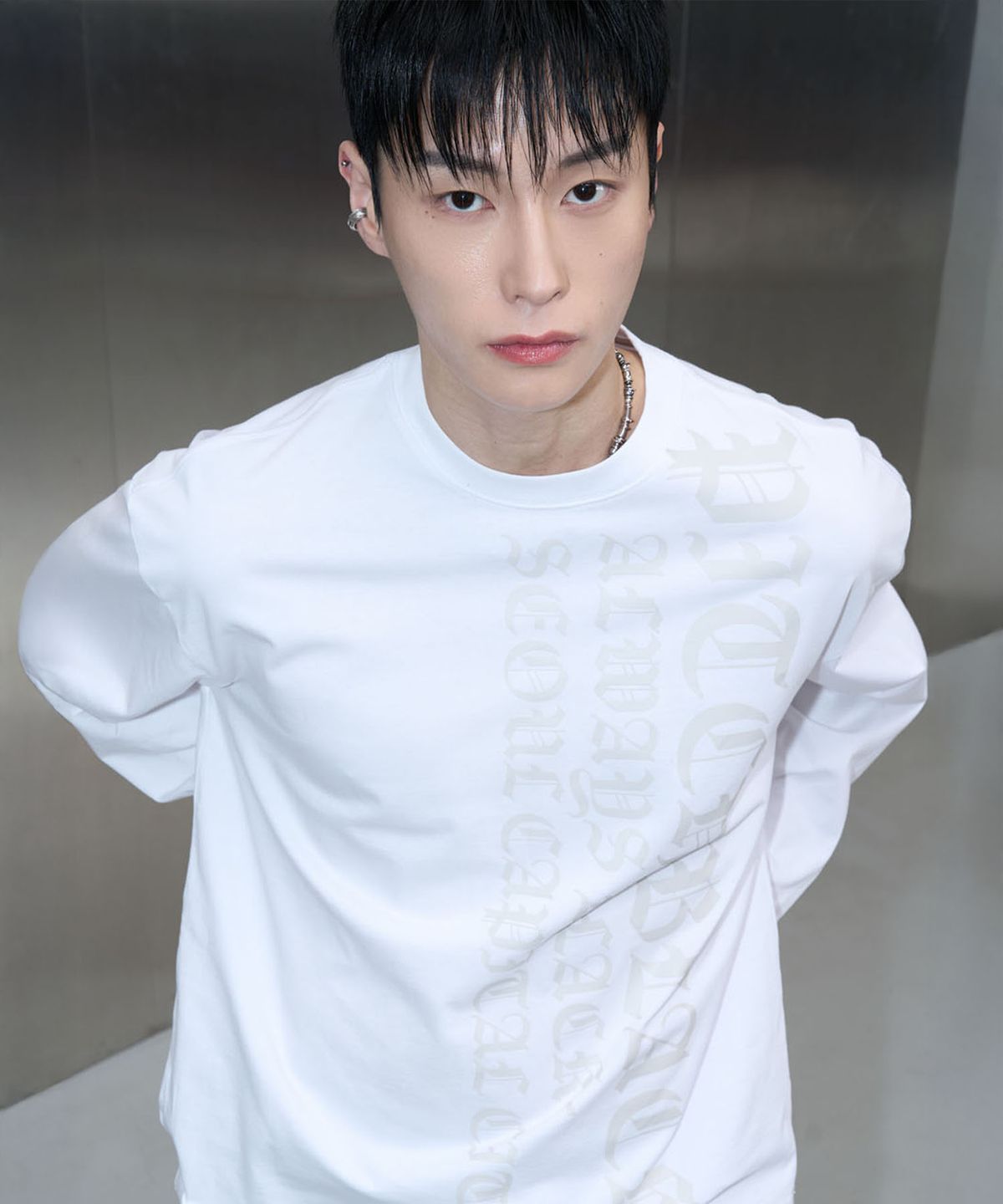 피치블랙(PITCHBLACK) VERTICAL LOGO LONG SLEEVE TEE (WHITE)