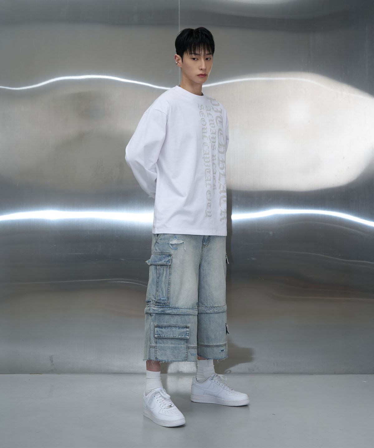 피치블랙(PITCHBLACK) VERTICAL LOGO LONG SLEEVE TEE (WHITE)