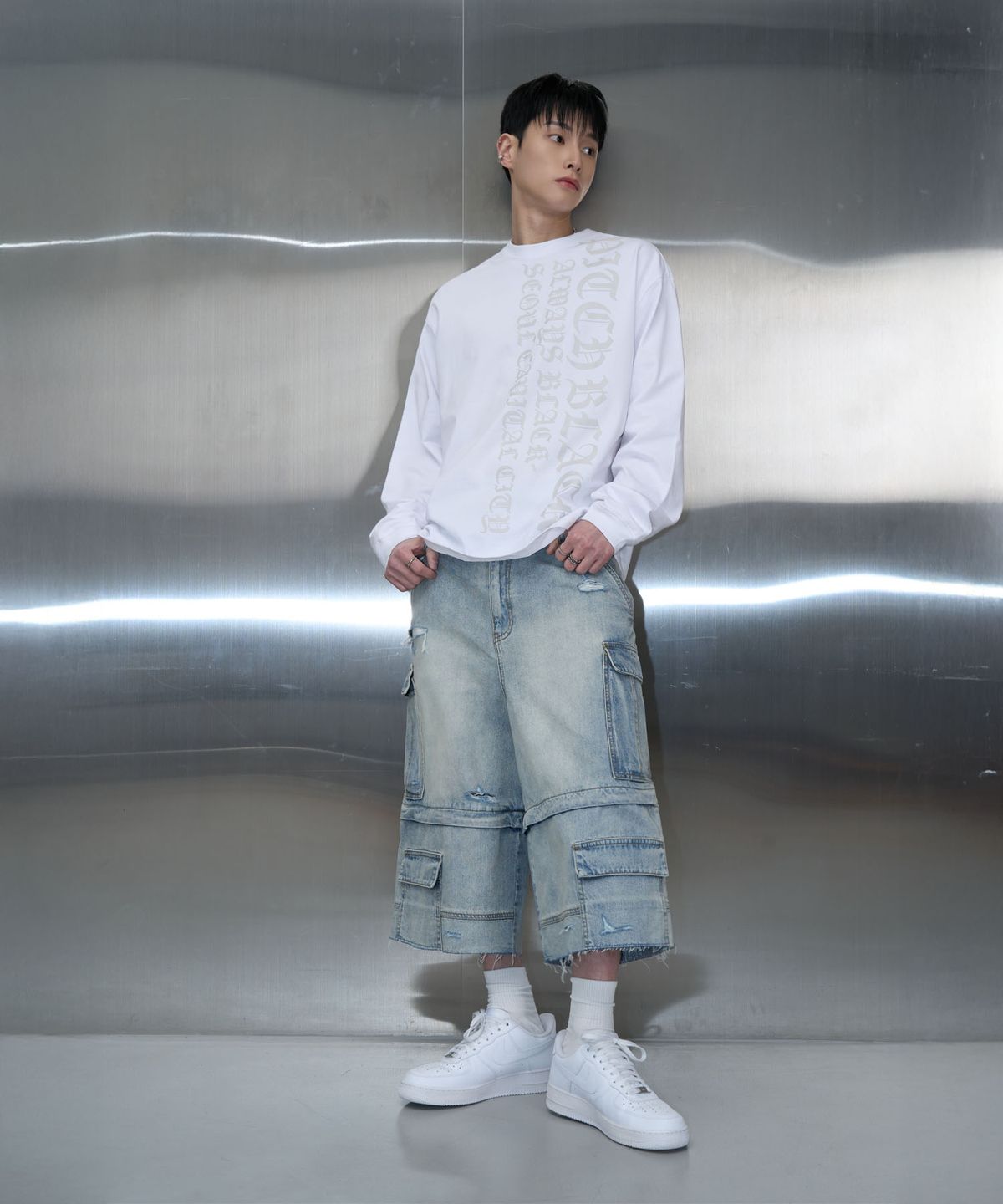 피치블랙(PITCHBLACK) VERTICAL LOGO LONG SLEEVE TEE (WHITE)