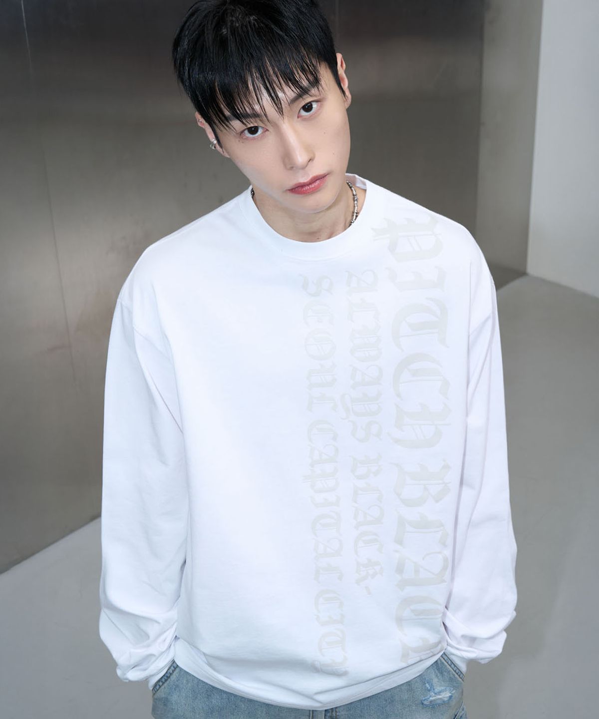피치블랙(PITCHBLACK) VERTICAL LOGO LONG SLEEVE TEE (WHITE)