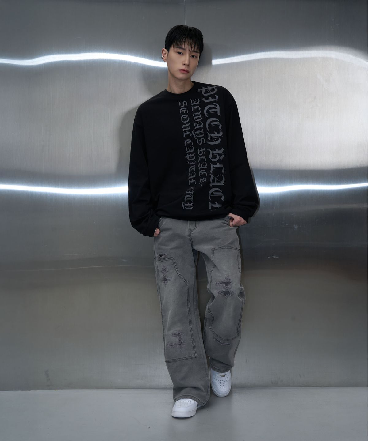 피치블랙(PITCHBLACK) VERTICAL LOGO LONG SLEEVE TEE (BLACK)