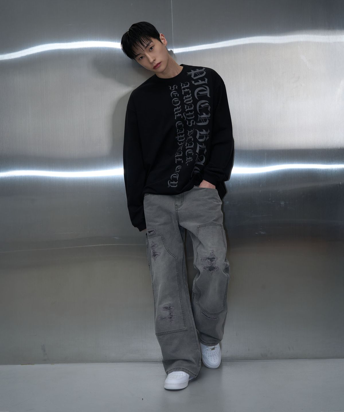 피치블랙(PITCHBLACK) VERTICAL LOGO LONG SLEEVE TEE (BLACK)