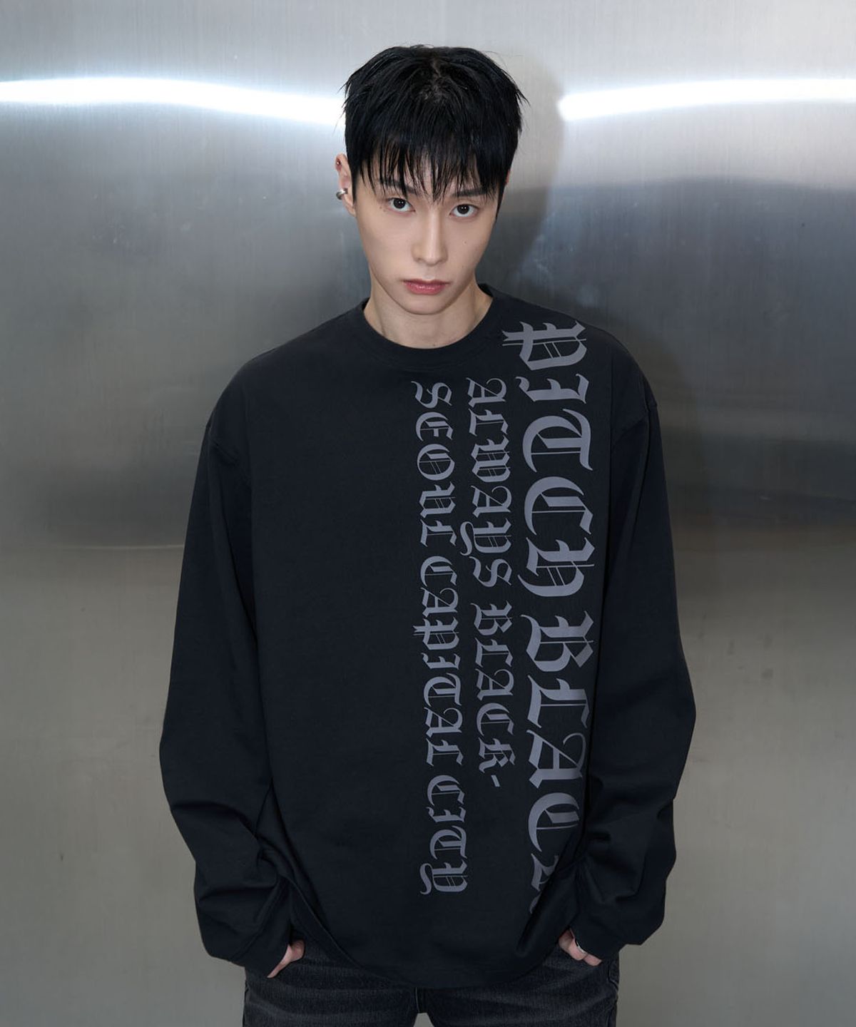 피치블랙(PITCHBLACK) VERTICAL LOGO LONG SLEEVE TEE (BLACK)