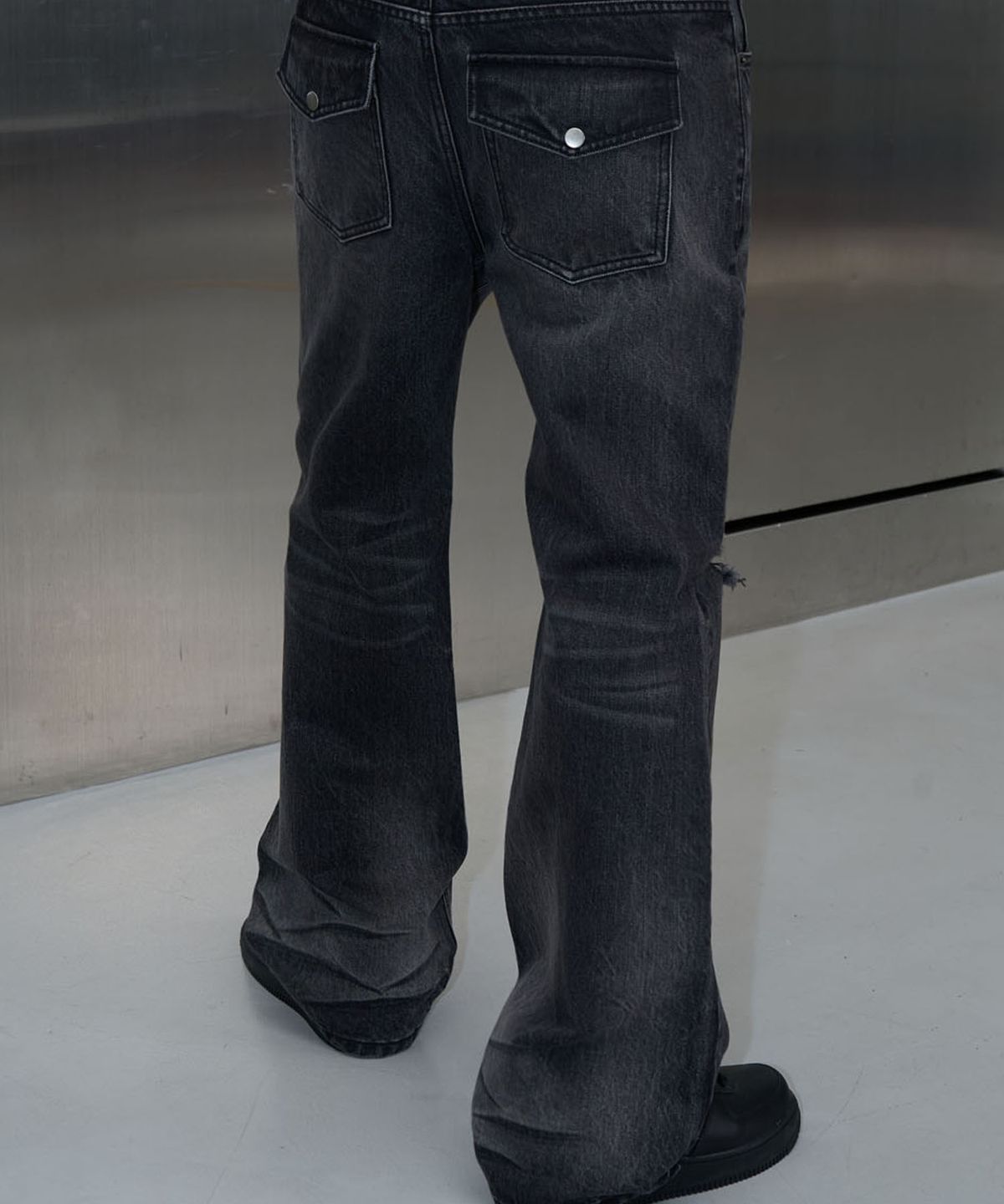 피치블랙(PITCHBLACK) BACK POCKET DENIM JEANS (WASHED BLACK)