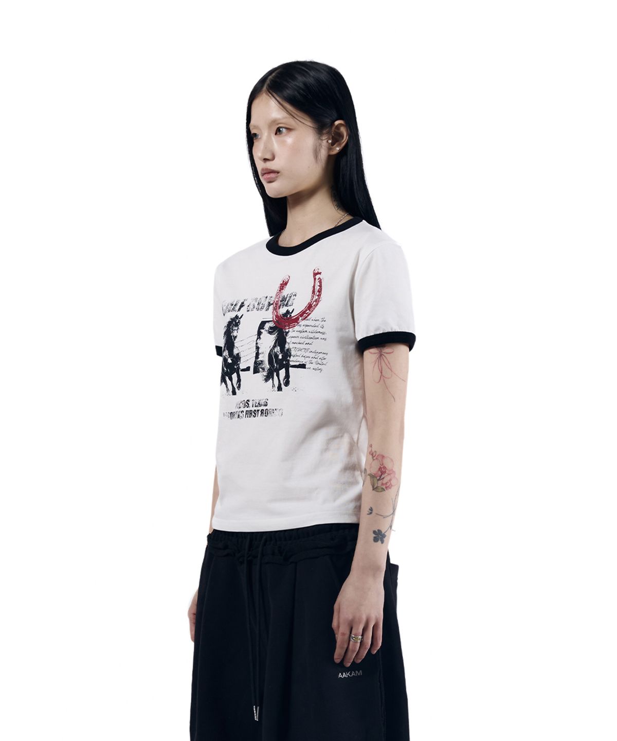 아캄(AAKAM) Horseshoe Ringer Top (White)