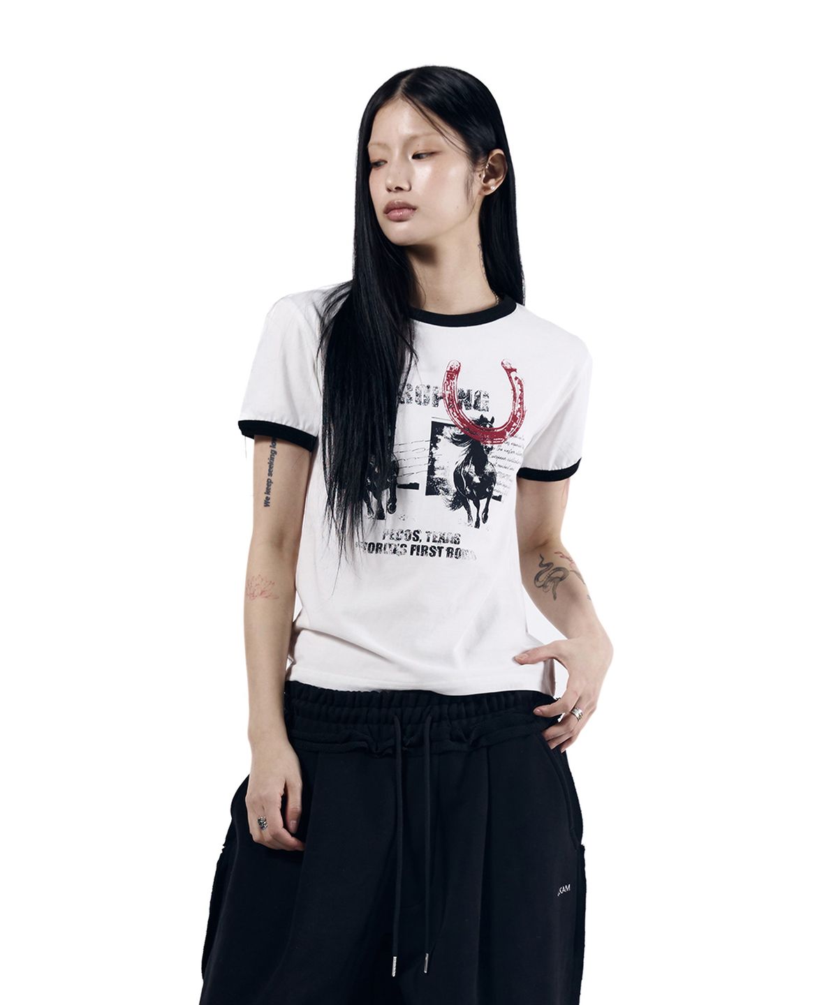 아캄(AAKAM) Horseshoe Ringer Top (White)