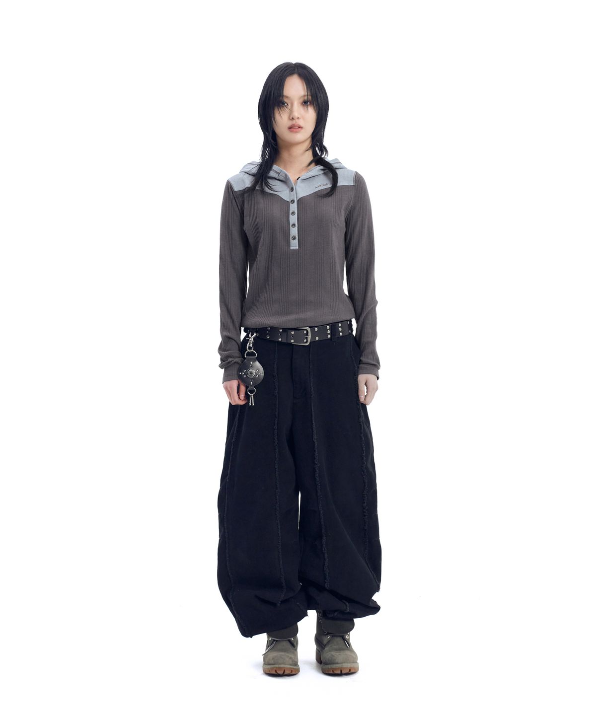 아캄(AAKAM) Ribbed Contrast Button Hoodie (Dark Gray)