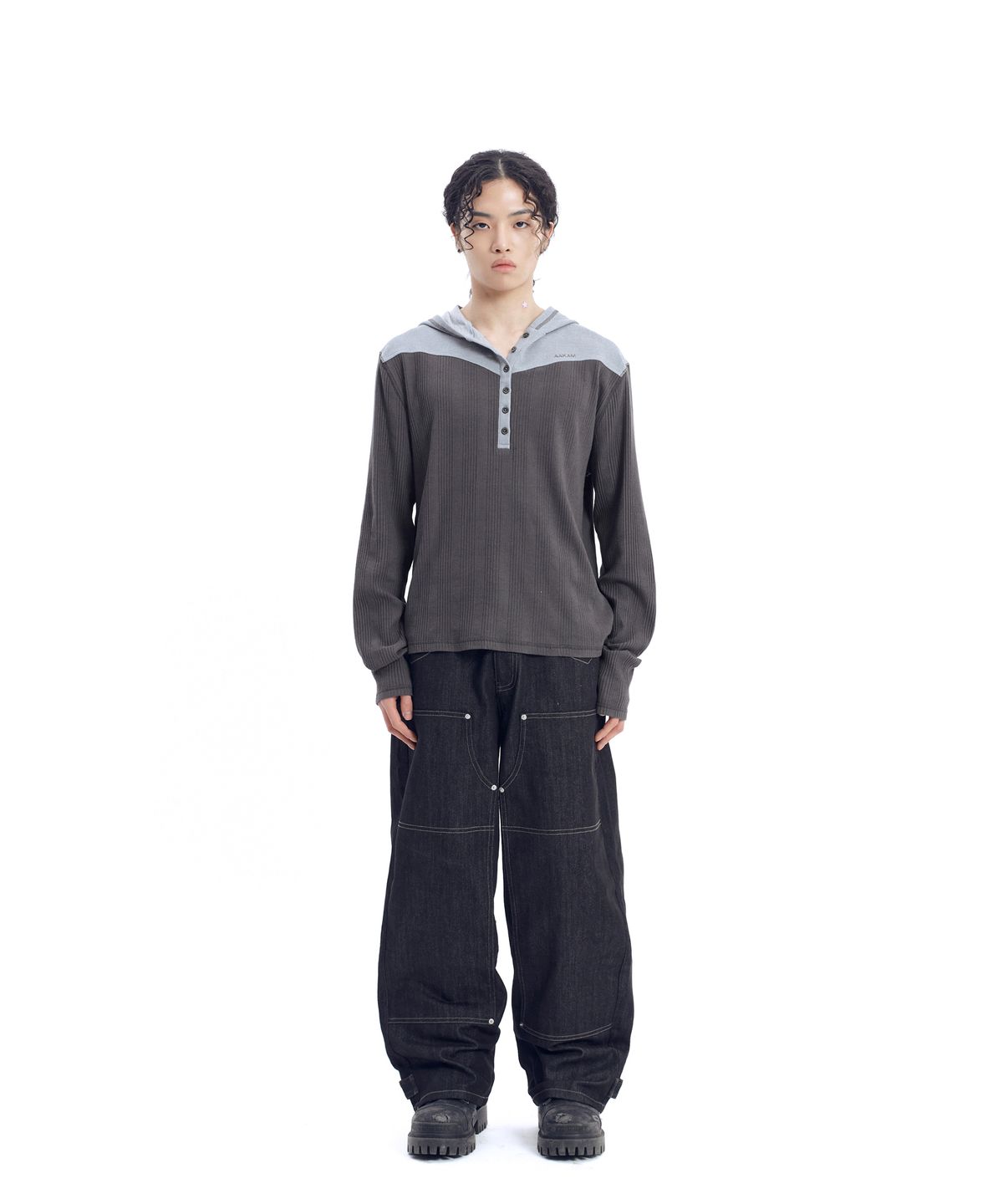 아캄(AAKAM) Ribbed Contrast Button Hoodie (Dark Gray)