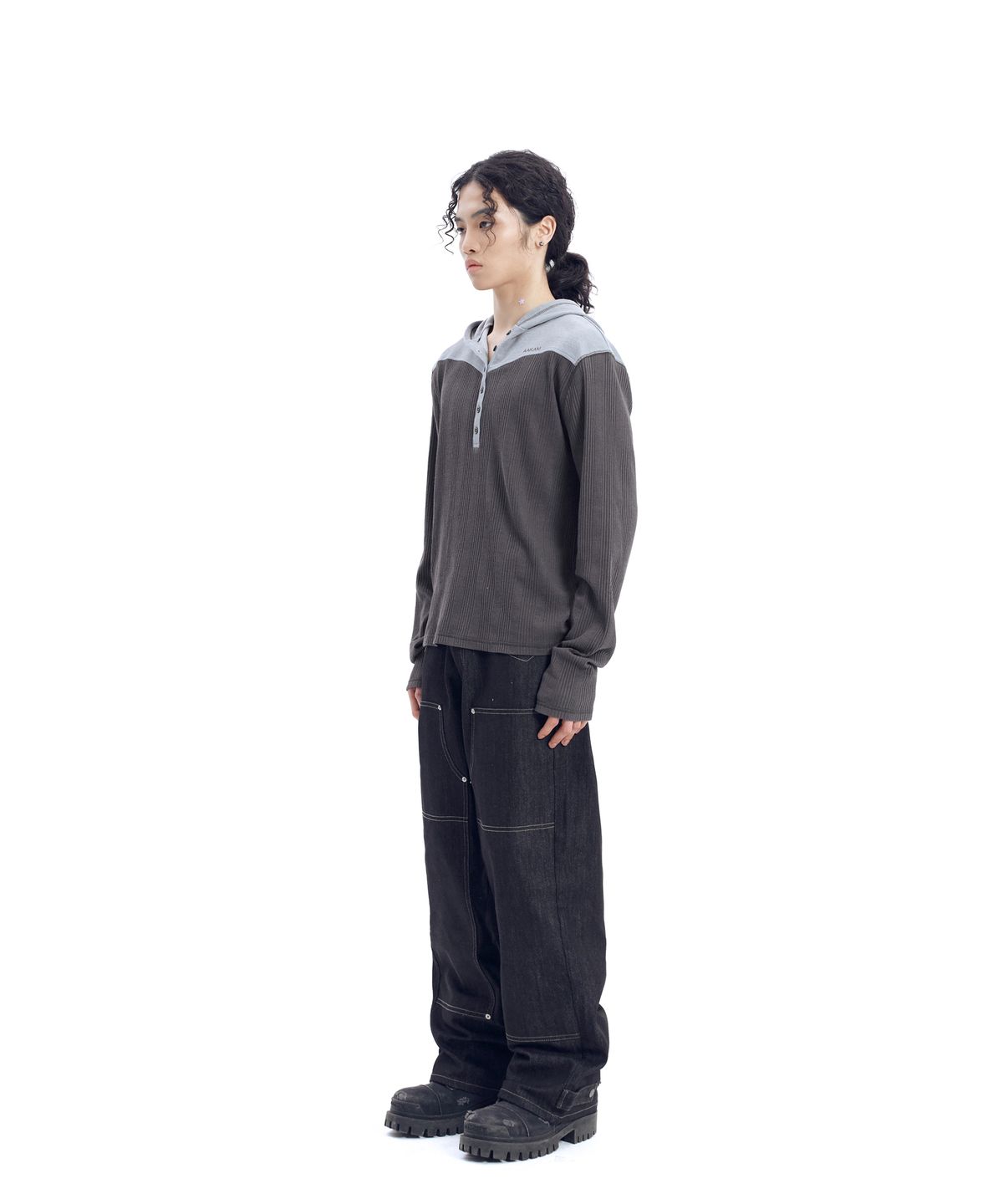 아캄(AAKAM) Ribbed Contrast Button Hoodie (Dark Gray)