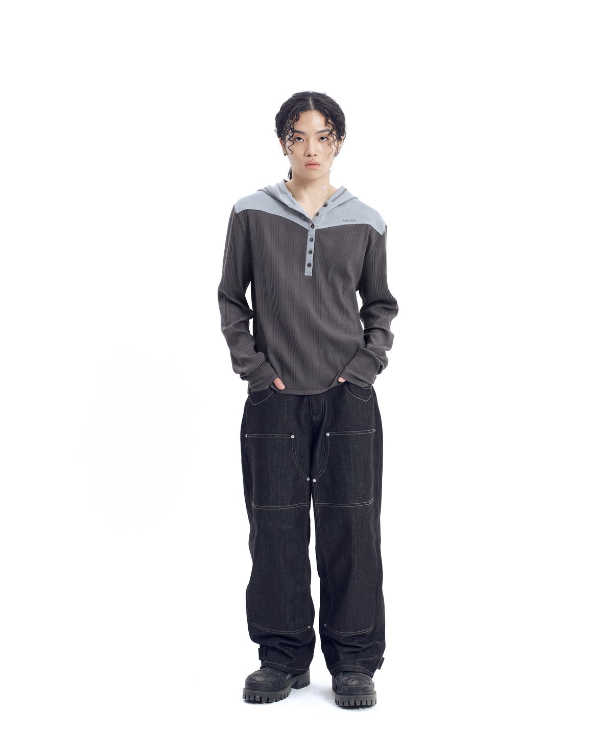 아캄(AAKAM) Ribbed Contrast Button Hoodie (Dark Gray)
