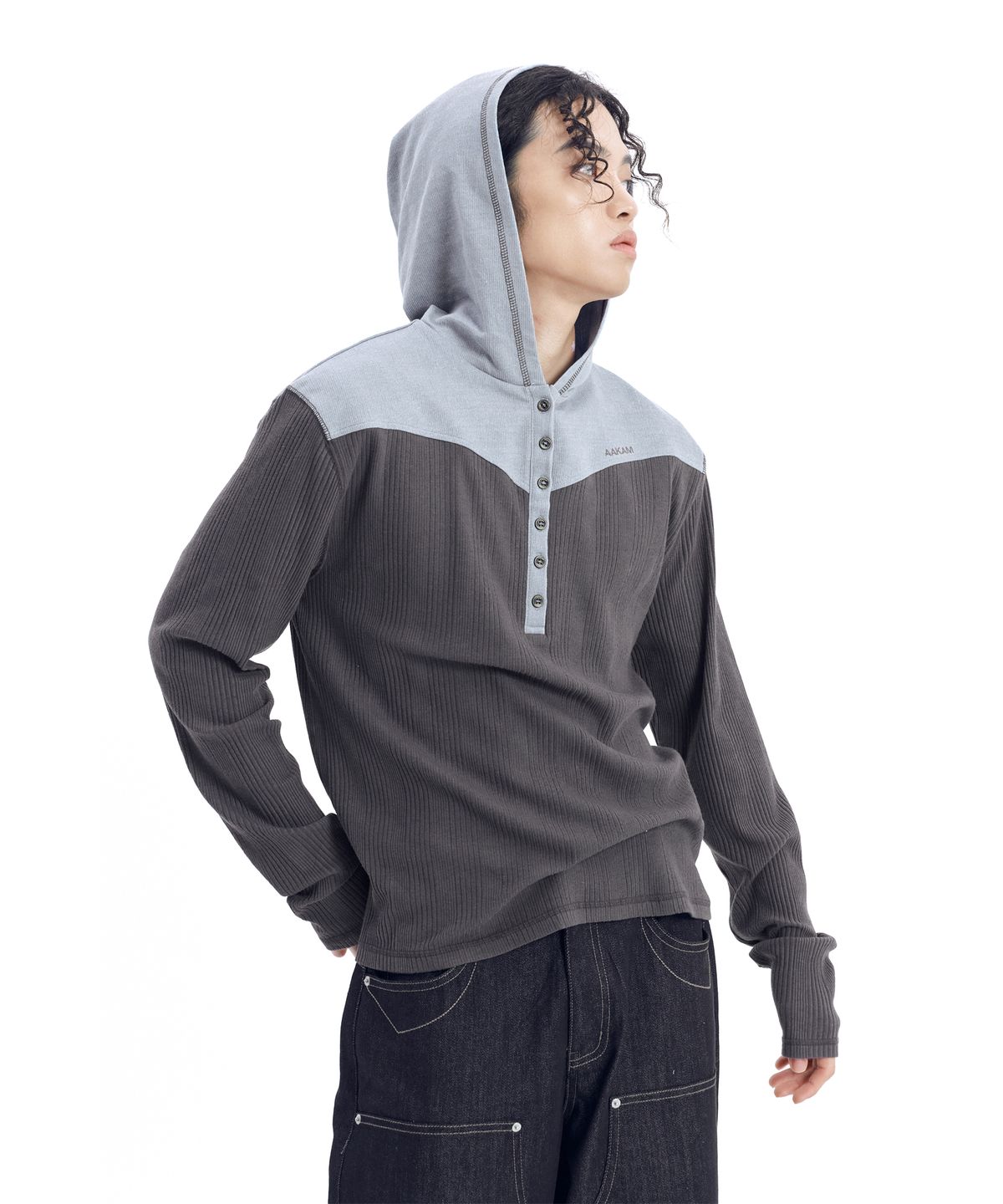 아캄(AAKAM) Ribbed Contrast Button Hoodie (Dark Gray)