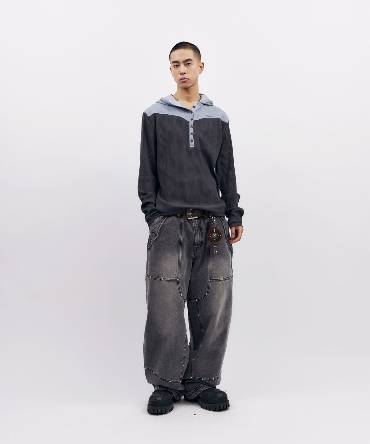 아캄(AAKAM) Ribbed Contrast Button Hoodie (Dark Gray)