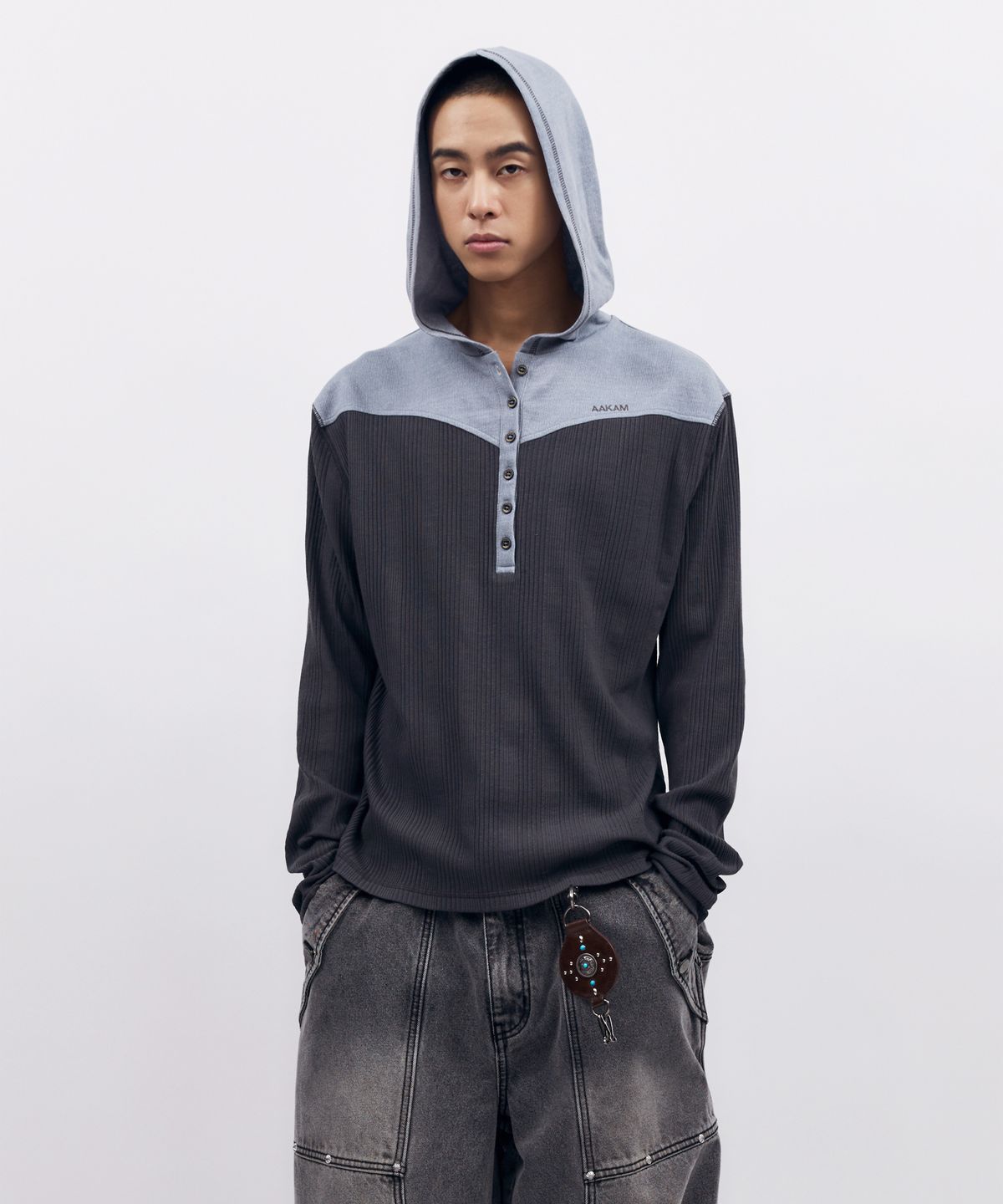 아캄(AAKAM) Ribbed Contrast Button Hoodie (Dark Gray)