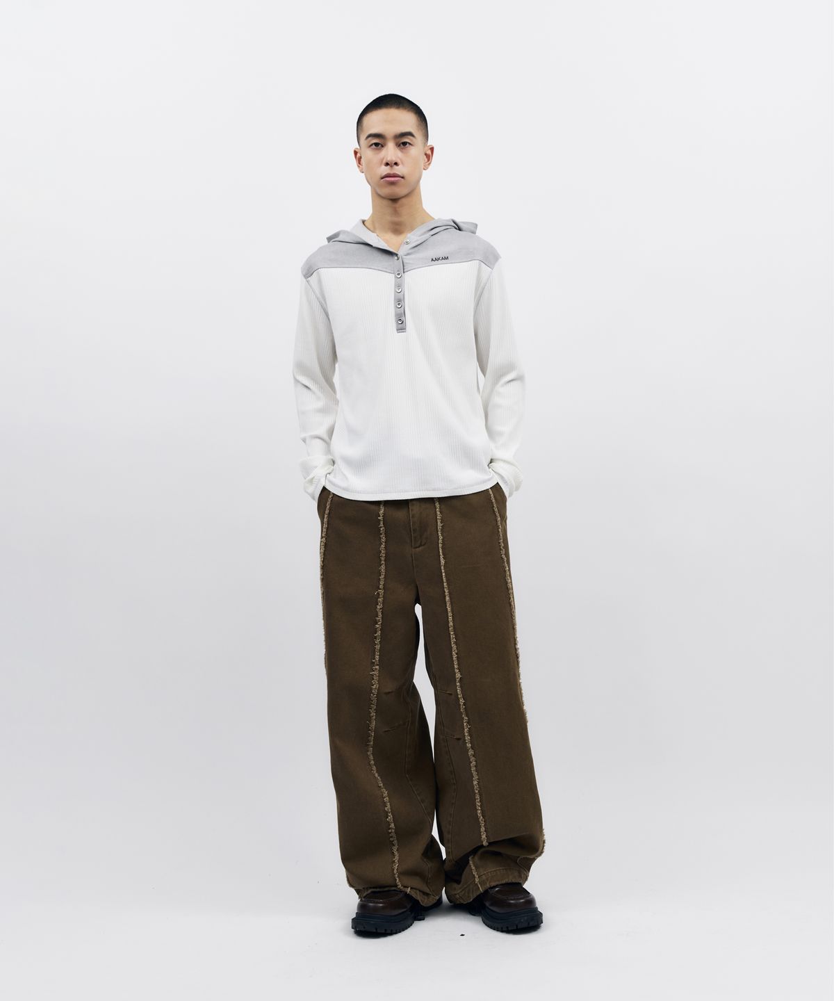 아캄(AAKAM) Ribbed Contrast Button Hoodie (Ivory)