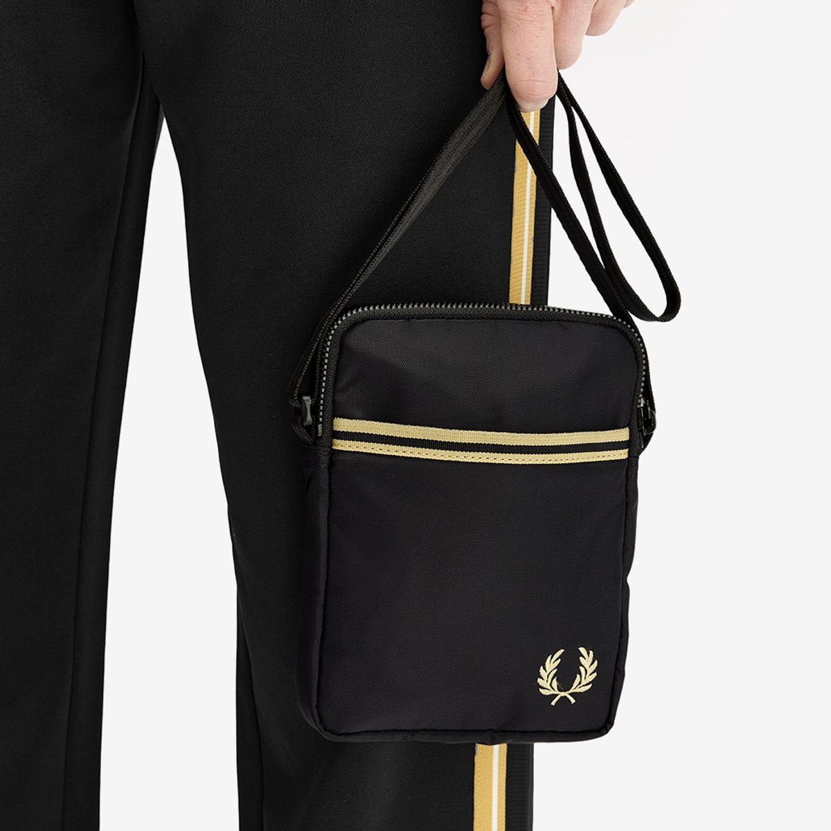 프레드페리(FRED PERRY) 팁드 테잎 스몰 사이드 백 - 블랙 CFPU2612809-102