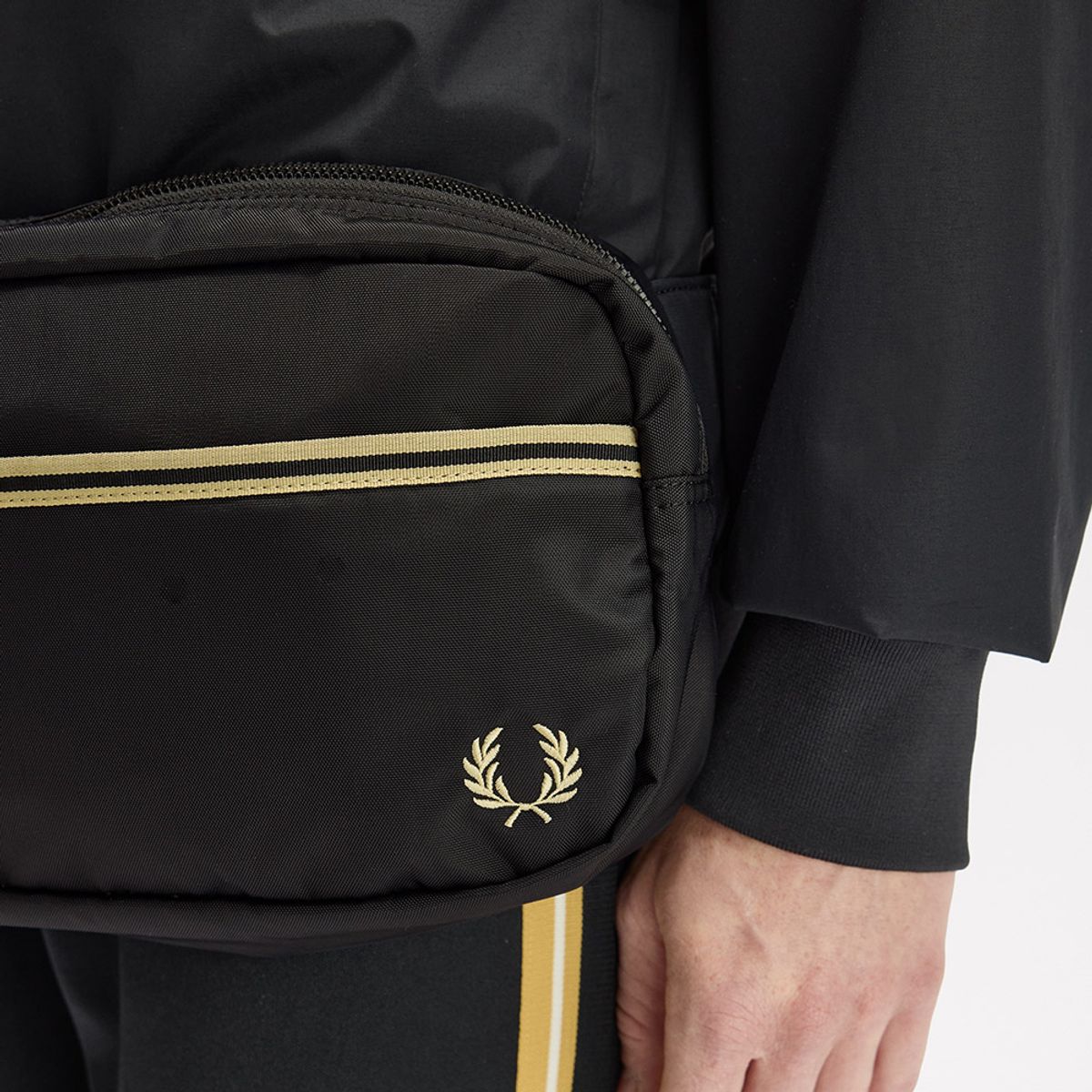 프레드페리(FRED PERRY) 팁드 테잎 크로스바디 백 - 블랙 CFPU2612808-102
