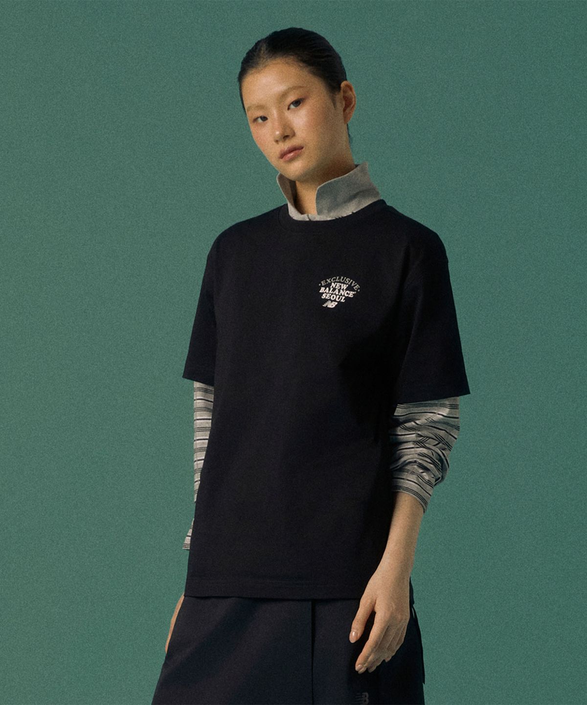 뉴발란스(NEW BALANCE) NBNEG3A073 / UNI NB 서울 랜드마크 반팔티 (BLACK)